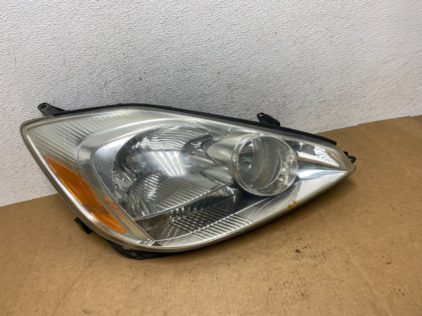 2004-2005 Toyota Sienna Right Passenger Halogen Headlight AE3168 DW0