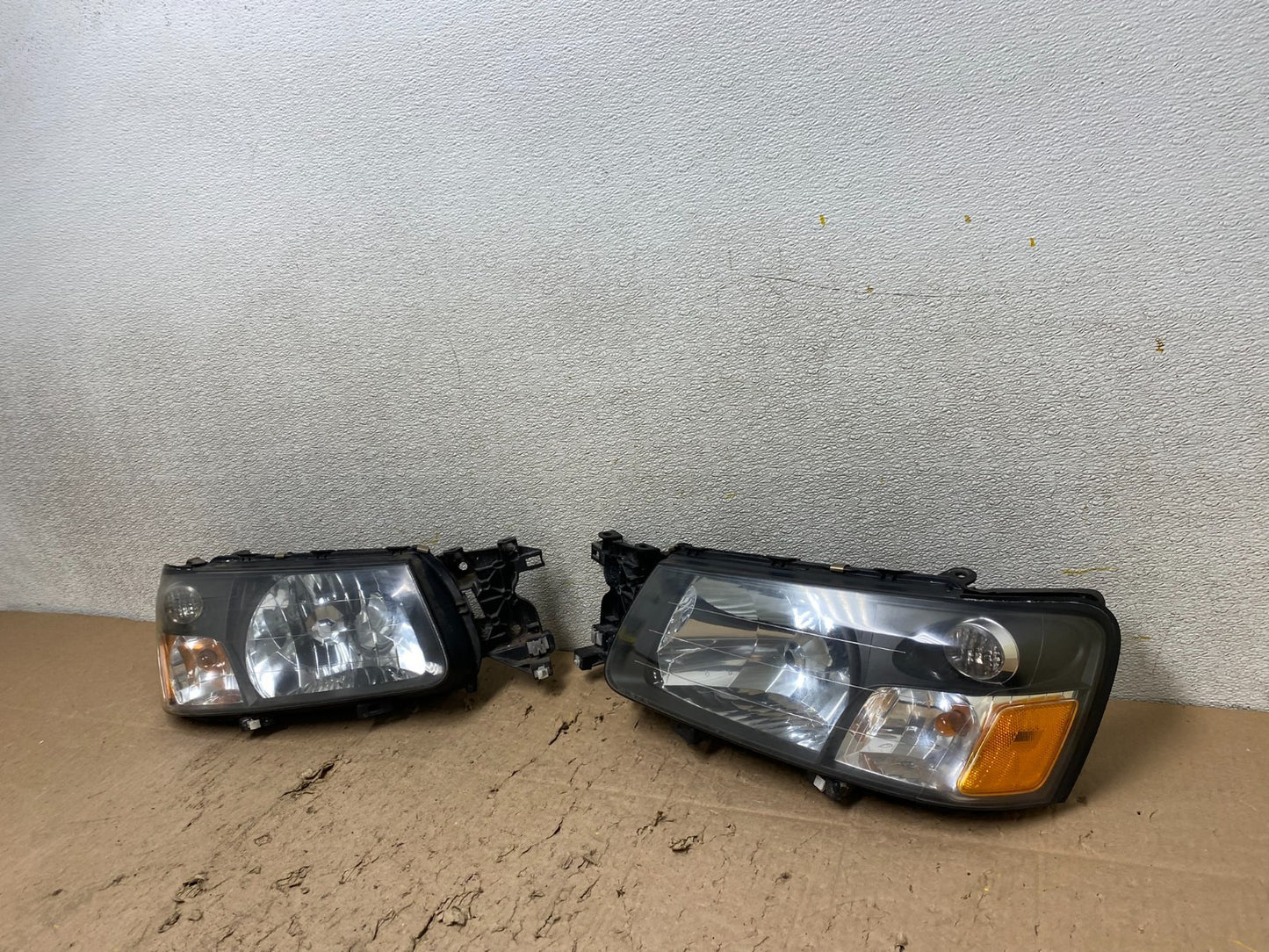 2003 2004 Subaru Forester Left+Right Headlights Halogen W3745 DW1