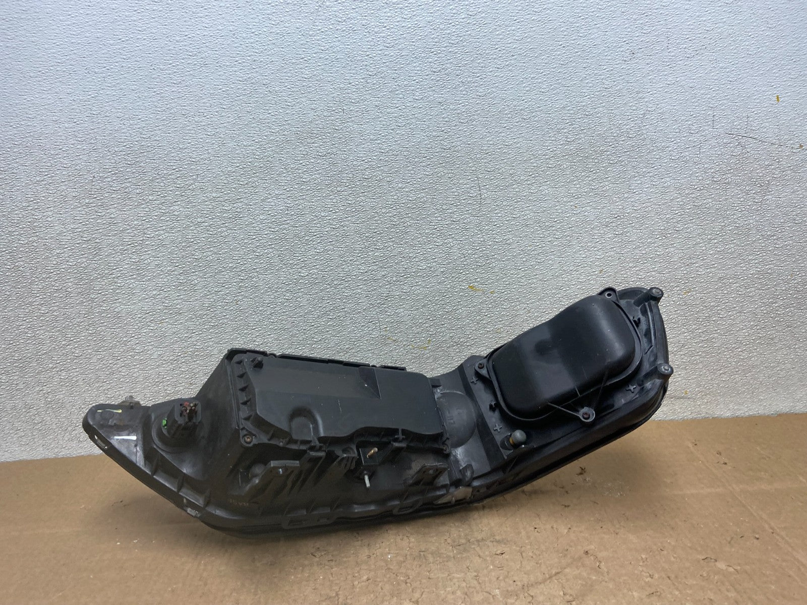 2005 to 2011 Lincoln Town Car Left Driver LH Side Headlight AD2426 DW5