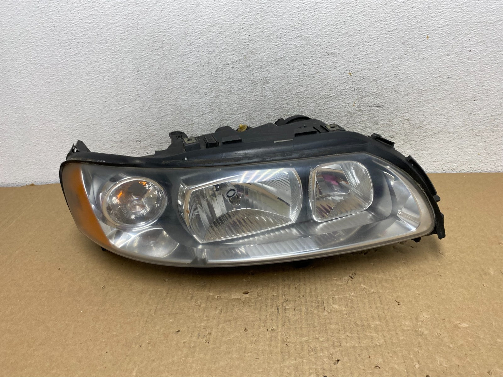 2005 to 2007 Volvo XC70 V70 Right Passenger RH Headlight AF7383 DW0
