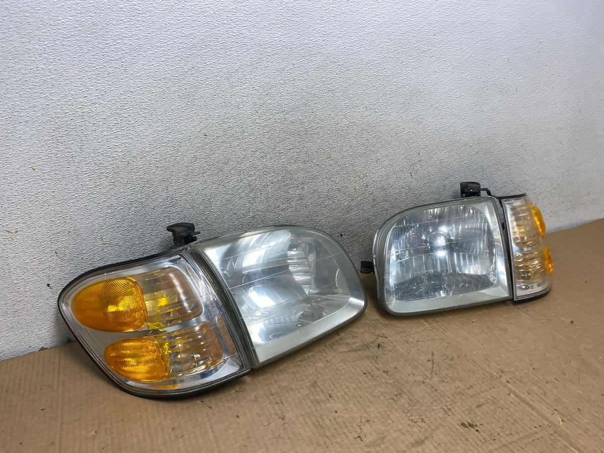 2001-2004 Toyota Sequoia Left+Right Side Halogen Headlights AI7926 DW2