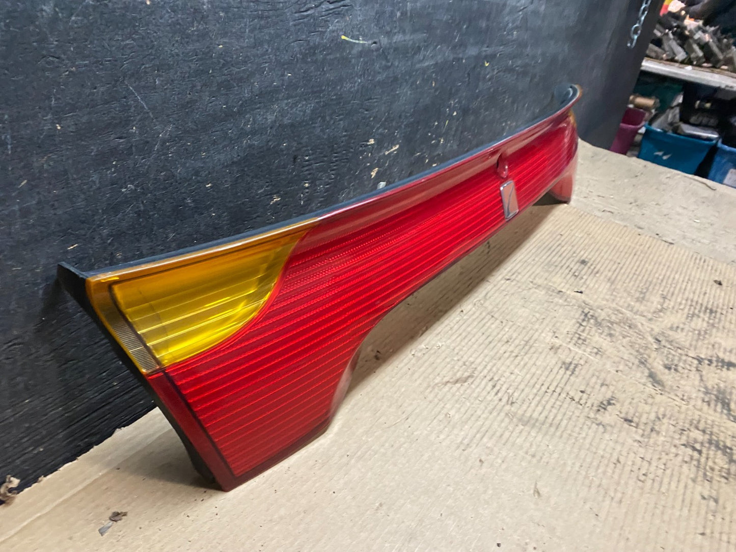 2001 to 2002 Saturn SC1 Trunk Rear Center Tail Light Panel OEM V9238 DG2