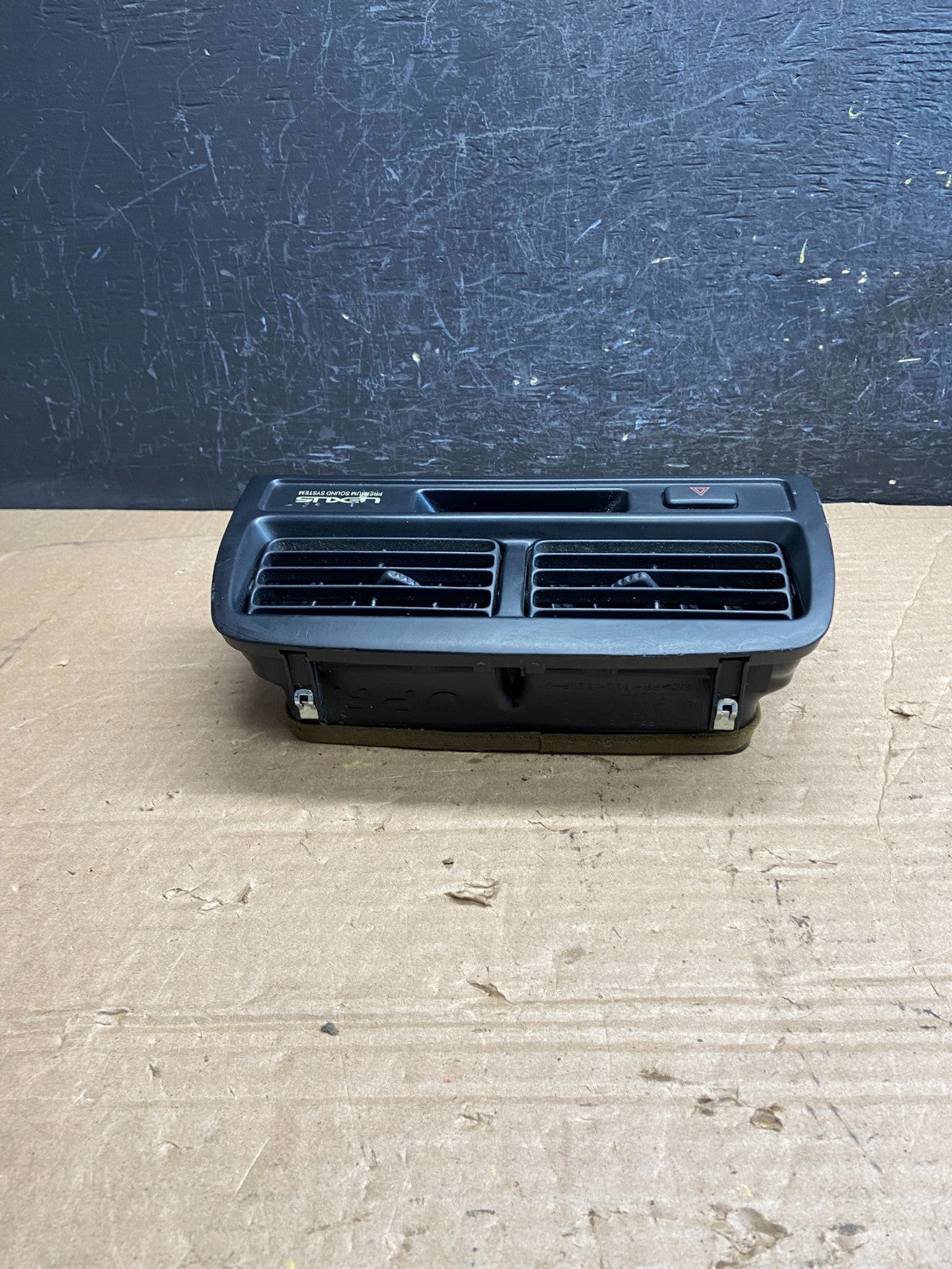 1997 to 2001 Lexus ES330 ES300 Front Center Side Air Vent AF2187 DG3