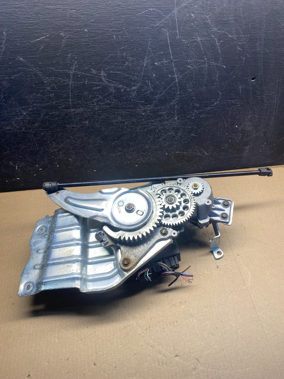 2006 Cadillac SRX Rear Gate Lid Motor Assembly W/ Auto Open Close AH3431 DG5