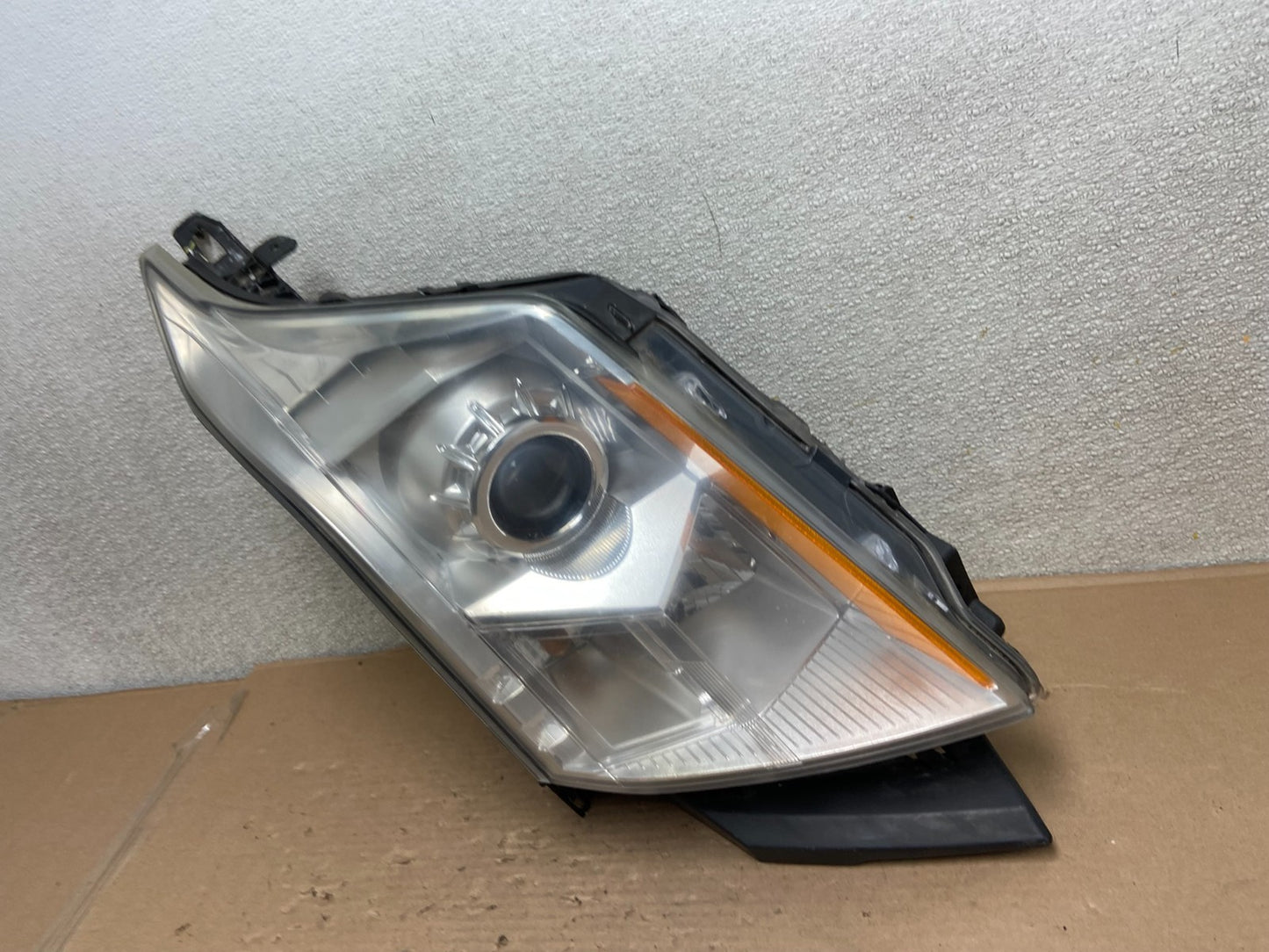 Halogen 2010 to 2016 Cadillac SRX Right Passegner Side Headlight AB0088 DW1