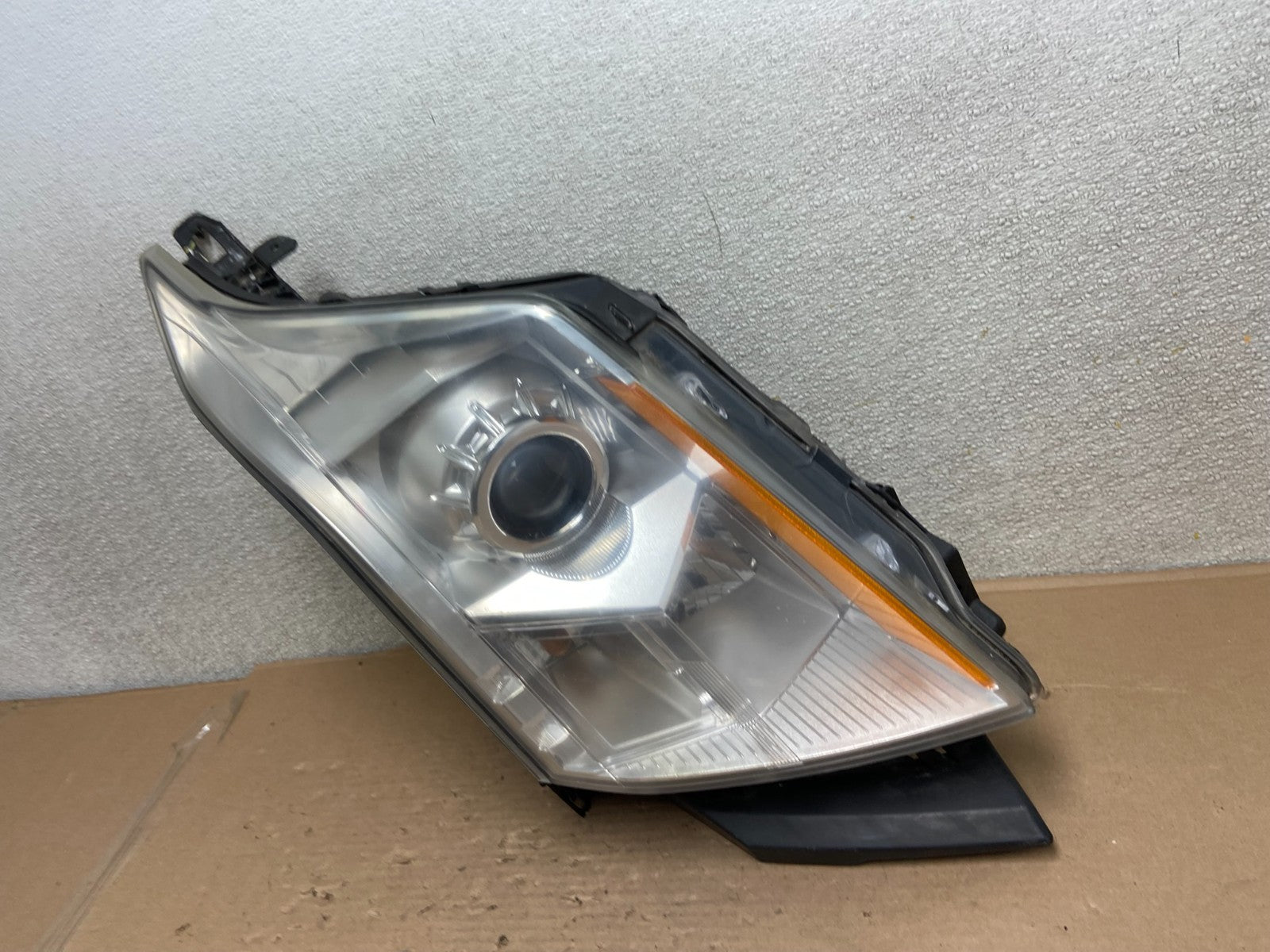 Halogen 2010 to 2016 Cadillac SRX Right Passegner Side Headlight AB0088 DW1