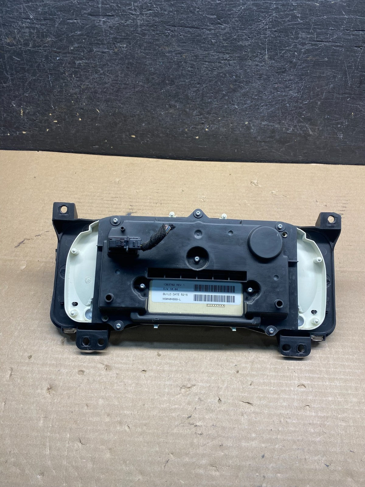 2006 to 2010 Hummer H3 Dash Cluster Gauge Speedometer AH9793 DW4