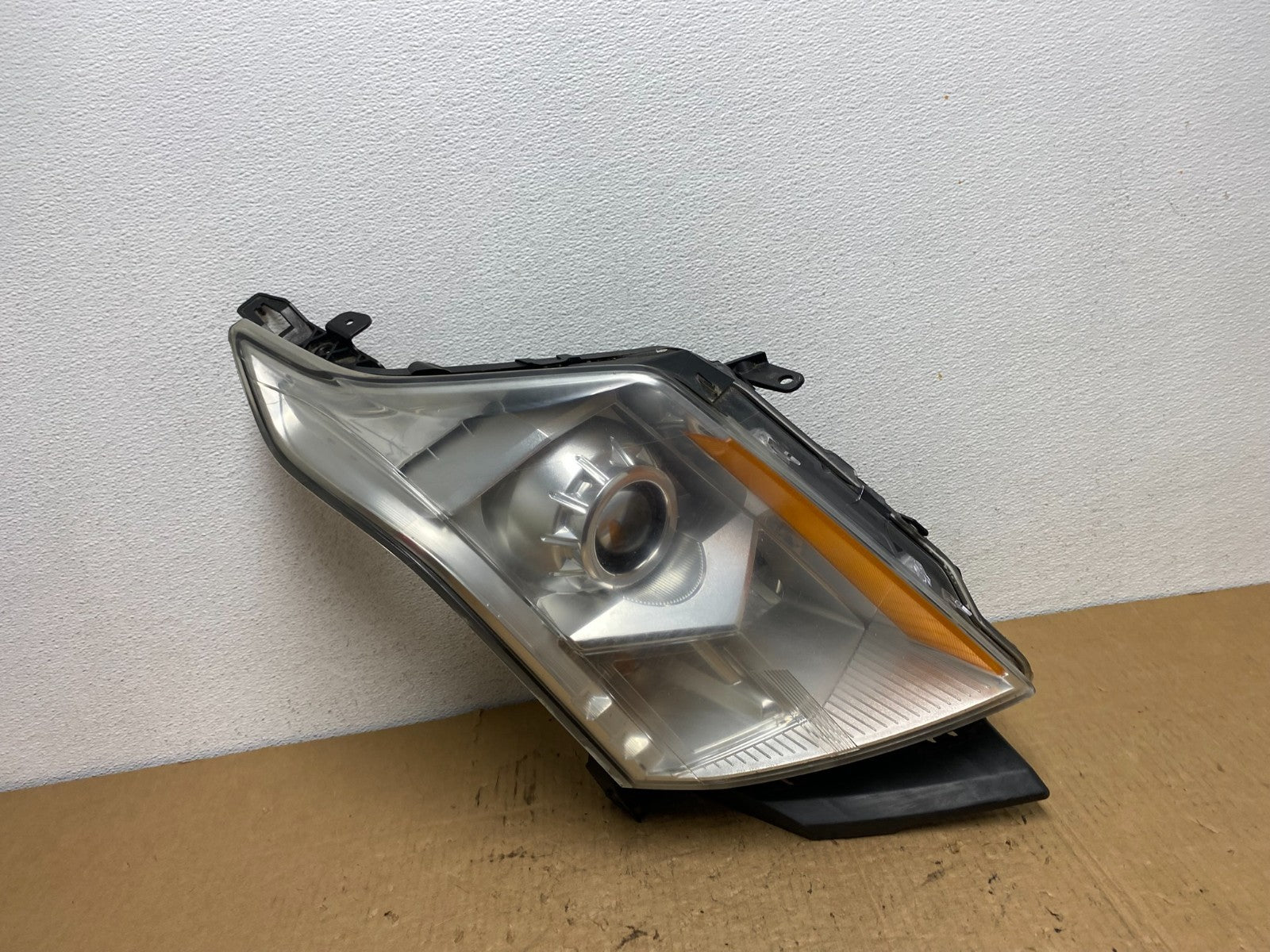 Halogen 2010 to 2016 Cadillac SRX Right Passegner Side Headlight AC8325 DW0