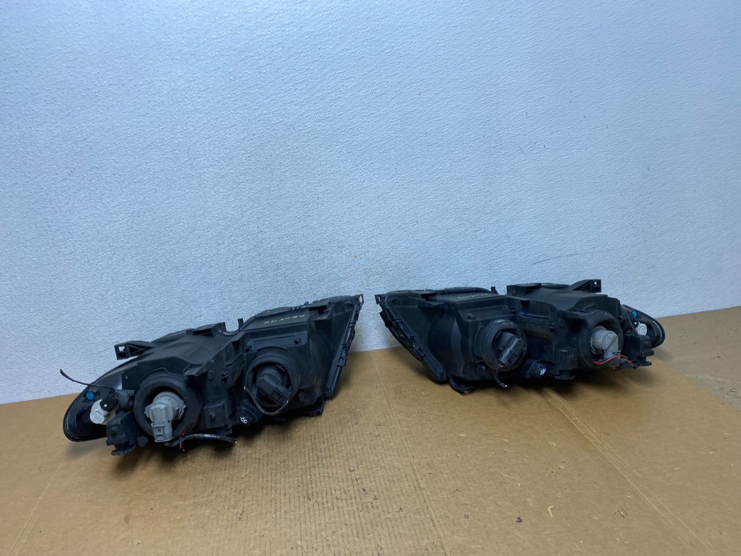 2002 to 2005 BMW 3 E46 Sedan Left+Right Set Halogen Headlights AE0597 DW7