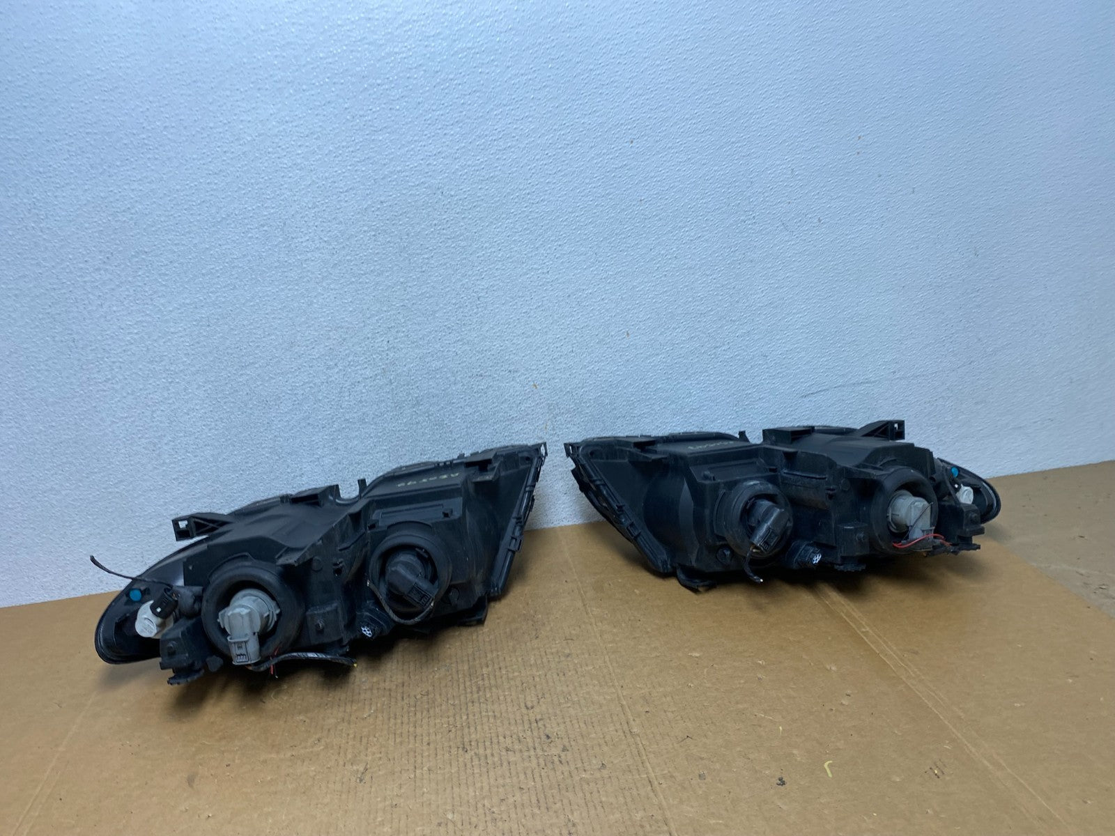2002 to 2005 BMW 3 E46 Sedan Left+Right Set Halogen Headlights AE0597 DW7