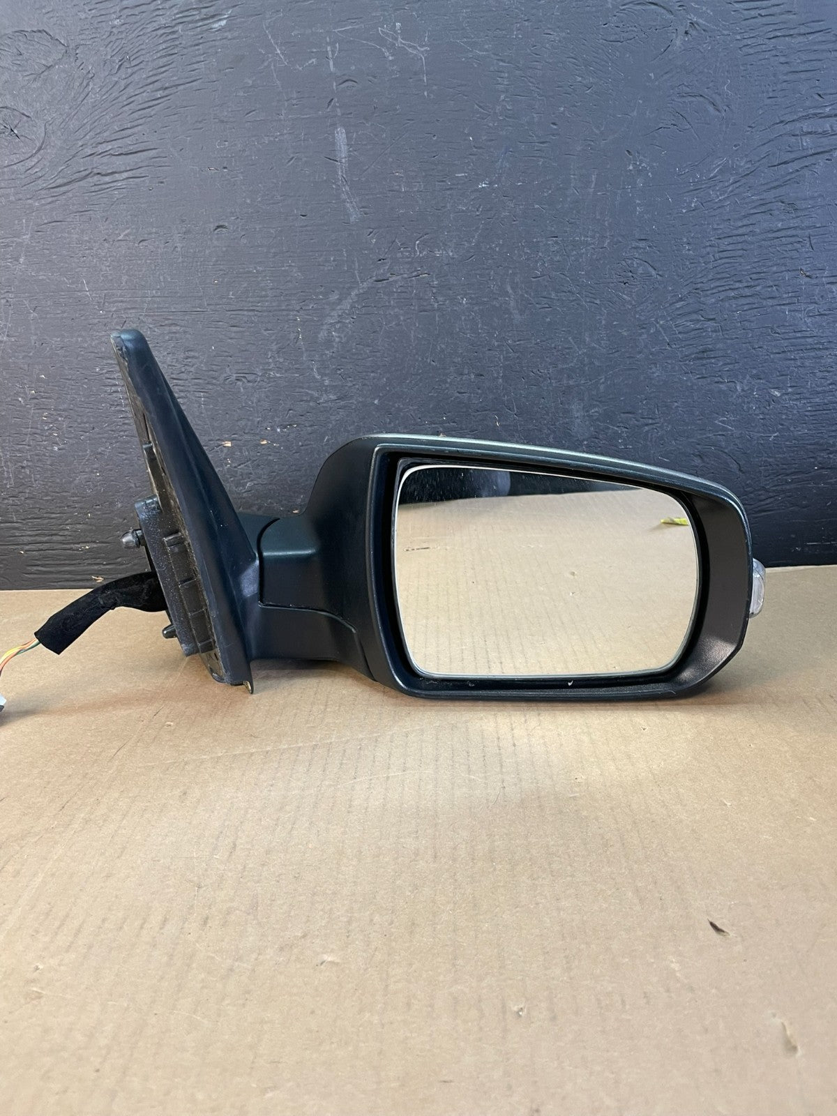 2011 to 2015 Kia Sorento Right Passenger Door Mirror Turn Signal AD5546 DW4