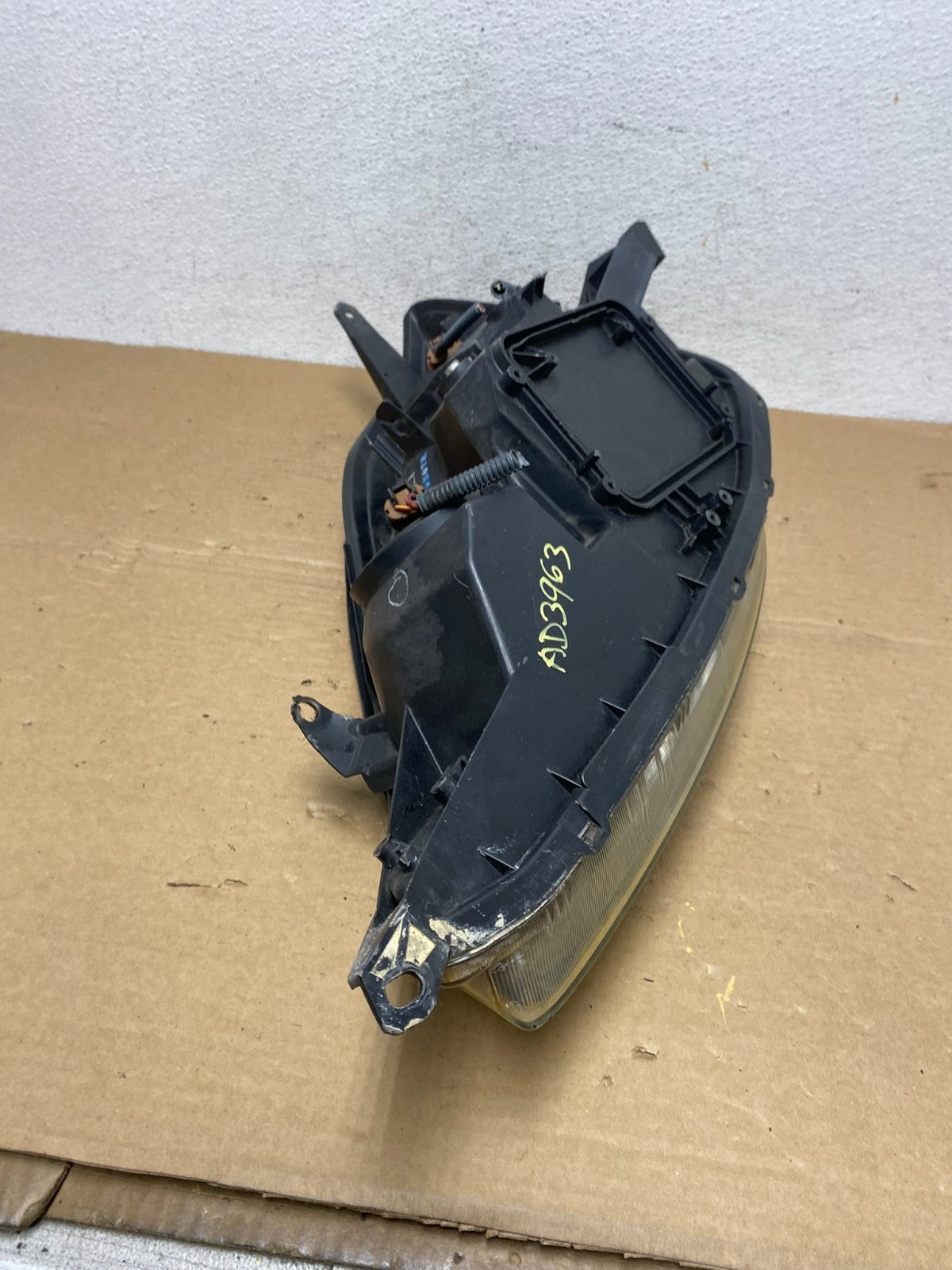 2004-2005 Toyota Sienna Right Passenger Halogen Headlight AD3963 DW9