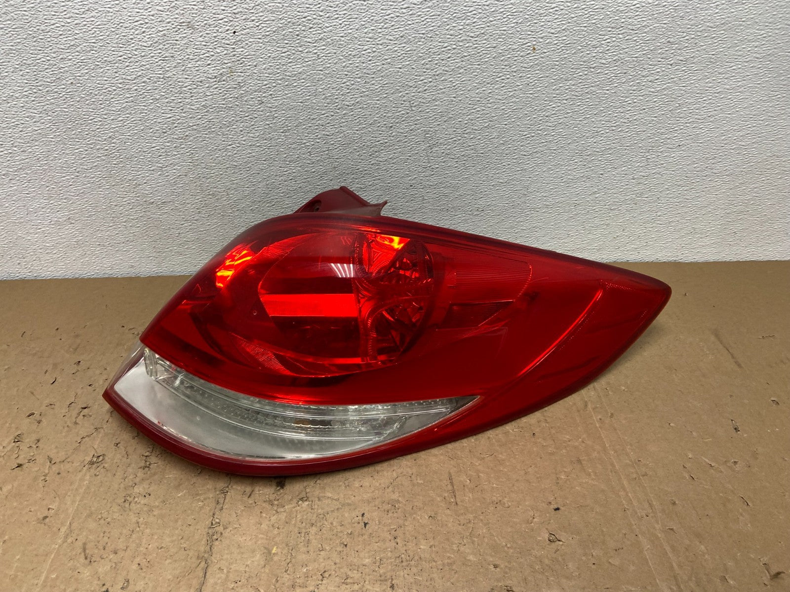 2012 2013 2014 Hyundai Veloster Right Passenger RH Tail light AC7341 DW0