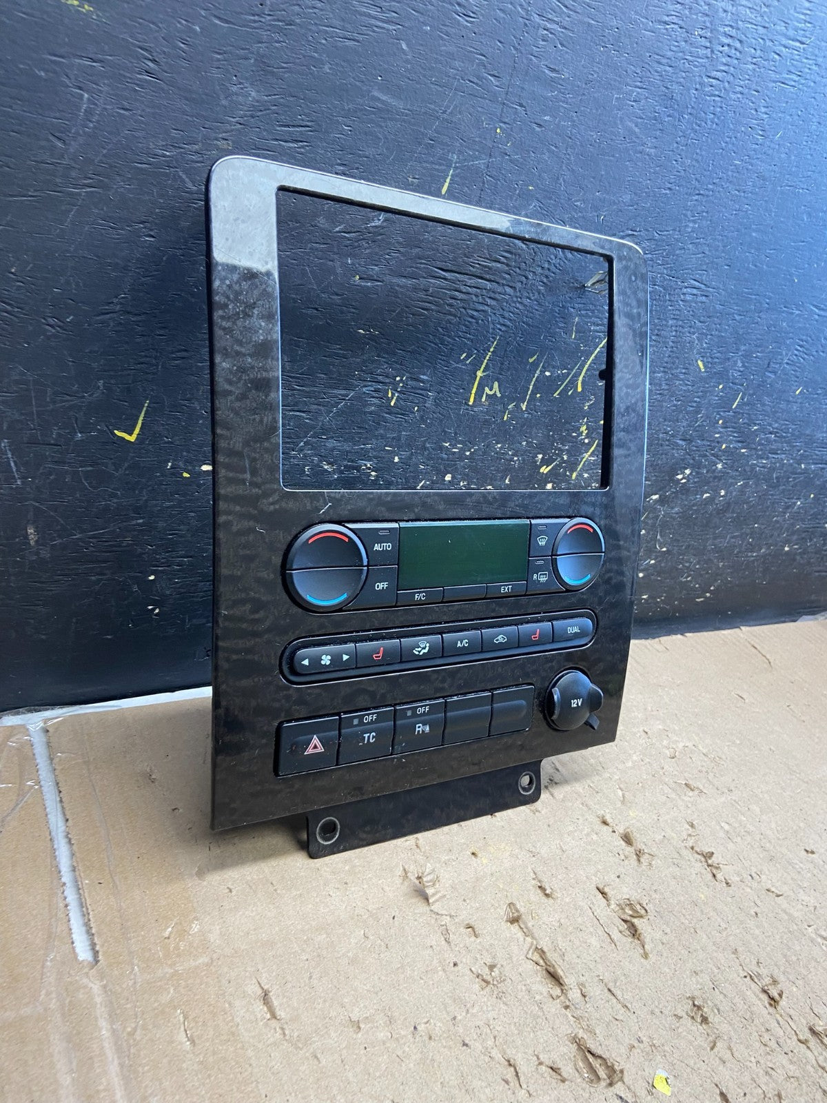 2005 to 2007 Ford Freestyle Montego Climate Control Radio Bezel Trim ab5616 DG2