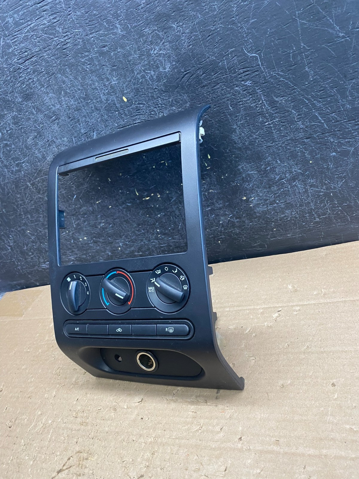 2004 to 2008 Ford F150 Radio Climate Dash Bezel Surround Black ag8476 DG1