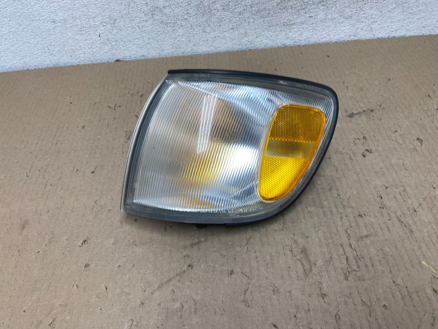 1998 to 2000 Toyota Sienna Left Driver Side Turn Signal Marker Lamp AG6555 DW0