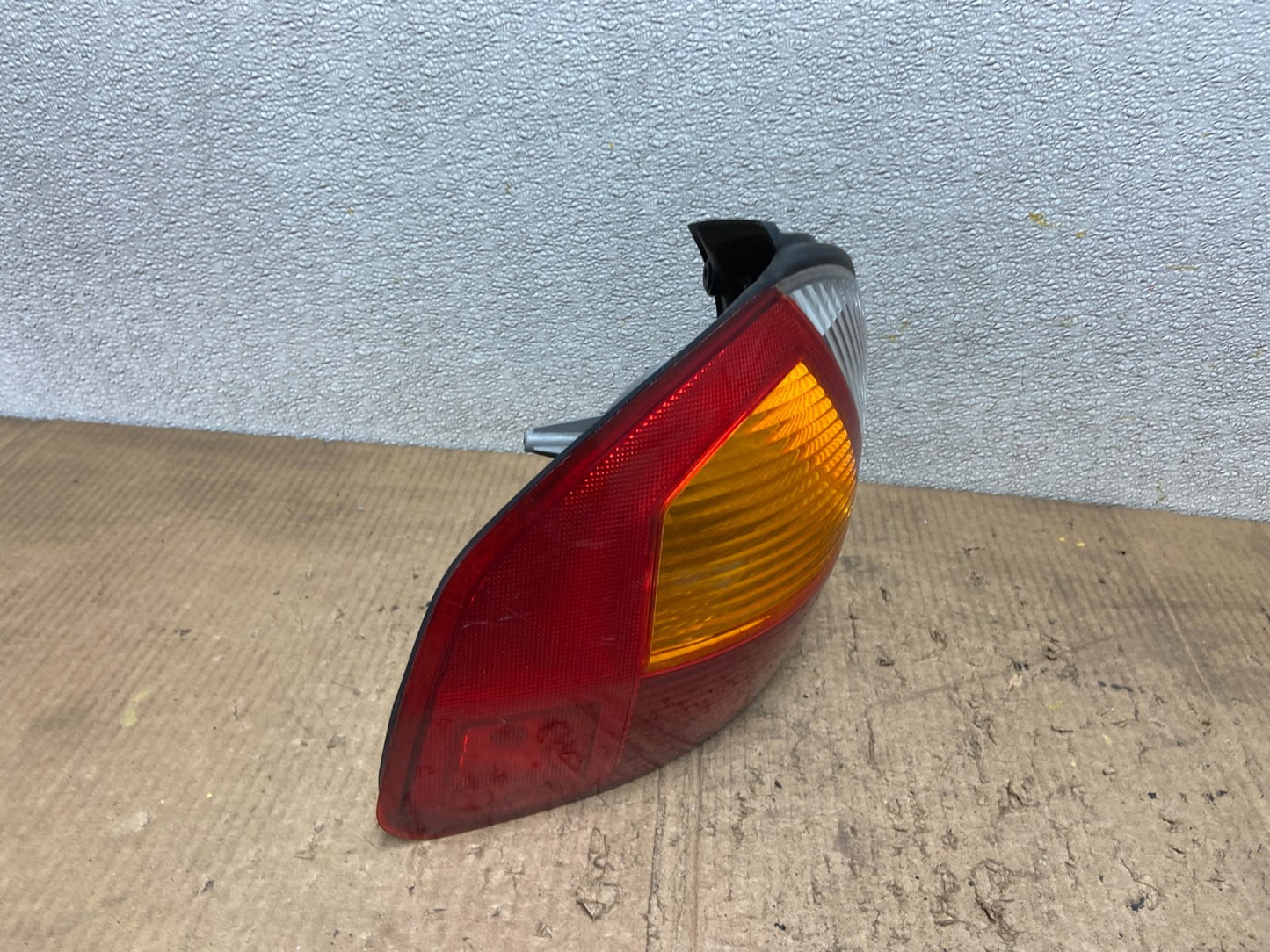 2001-2004 Hyundai Santa Fe Left Driver LH Side Tail Light OEM AA8514 LK2