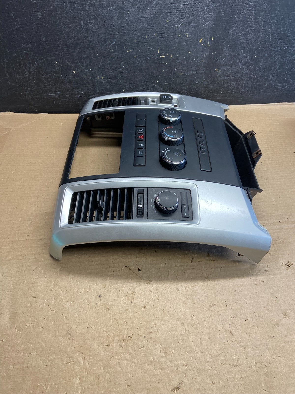 2009 to 2010 Dodge Ram 1500 Center Dash Radio Screen Climate Panel AH3576 DG1