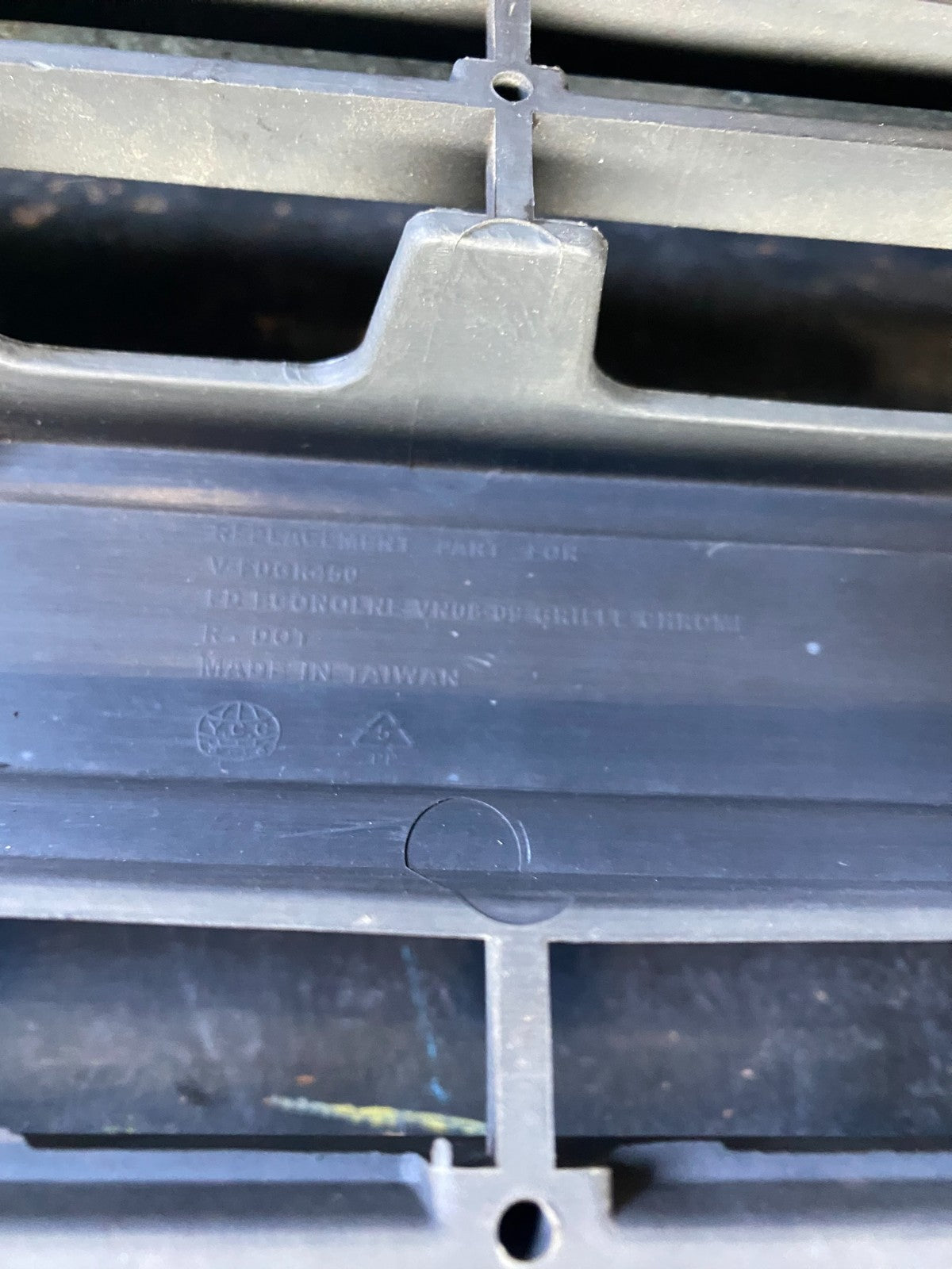 2008 to 2014 Ford Econoline E150 E250 Front Upper Chrome Grill Grille T6843 DG12