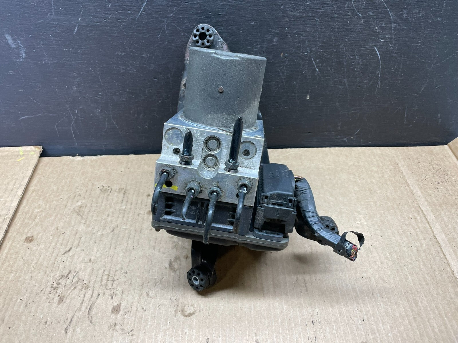 2007 to 2013 BMW X5 E70 ABS Anti-Lock Brake Pump Module OEM D8526 DG11