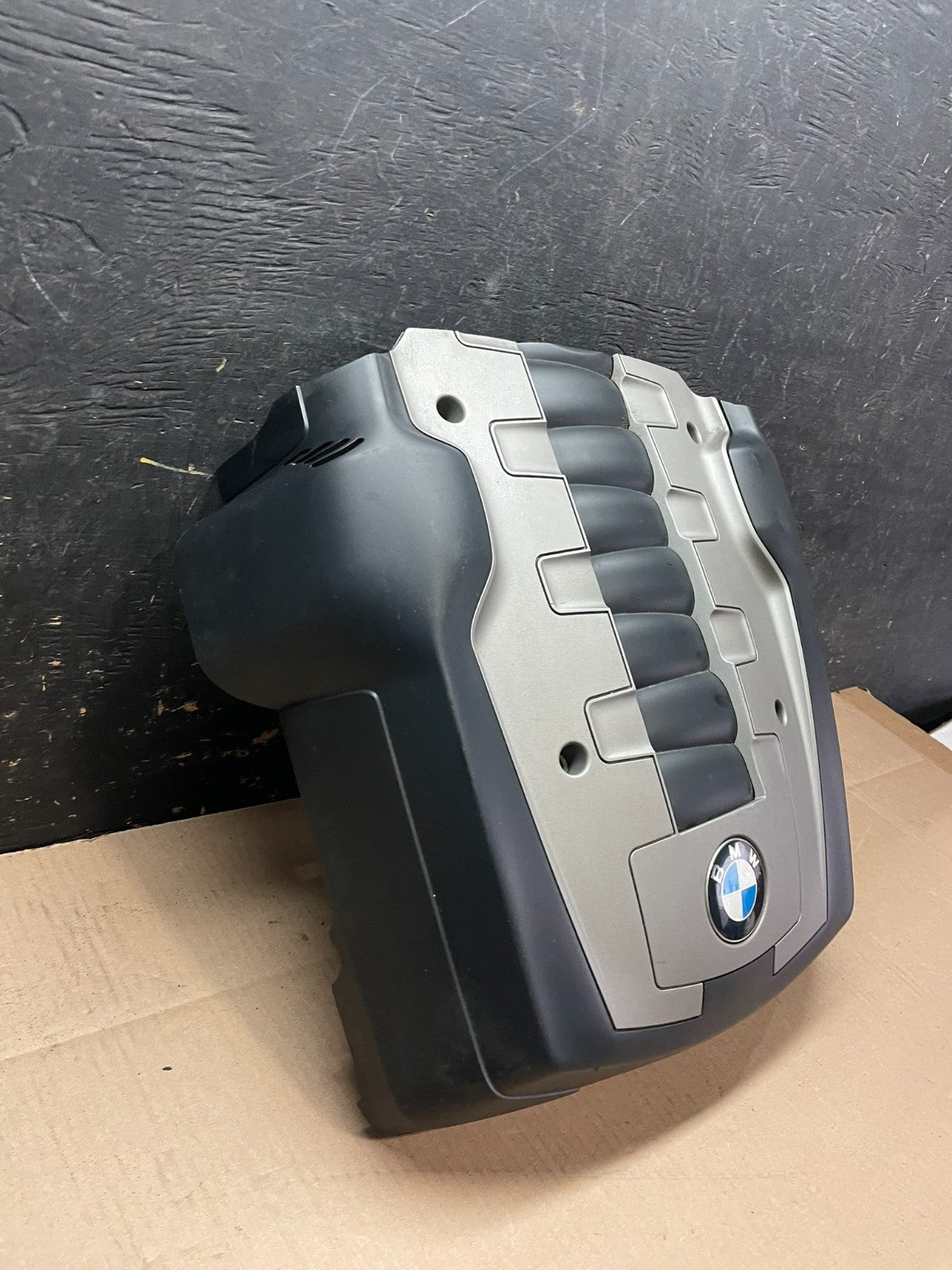 2006 to 2010 BMW 550i 650i 750i Plastic Engine Cover Shield OEM Z8289 DG1