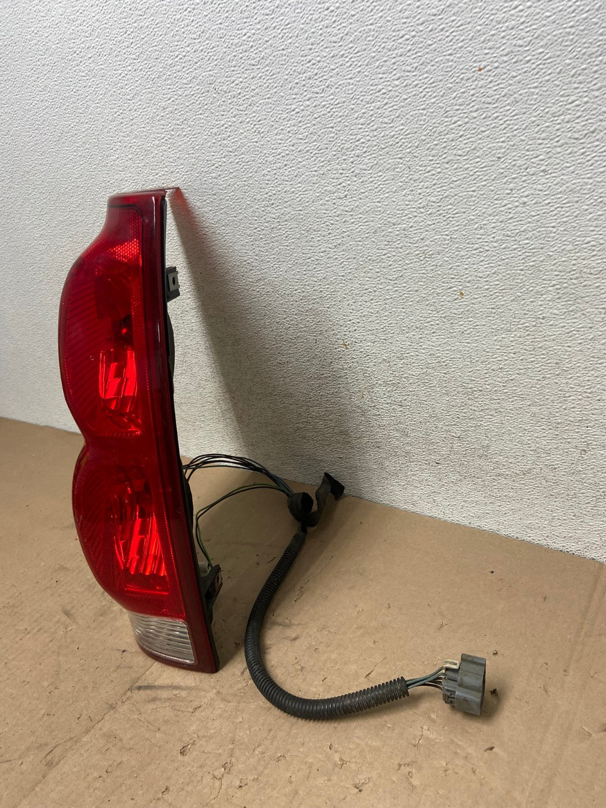 2002 to 2006 Chevrolet Avalanche Left Driver LH Tail Light AG5302 LK1