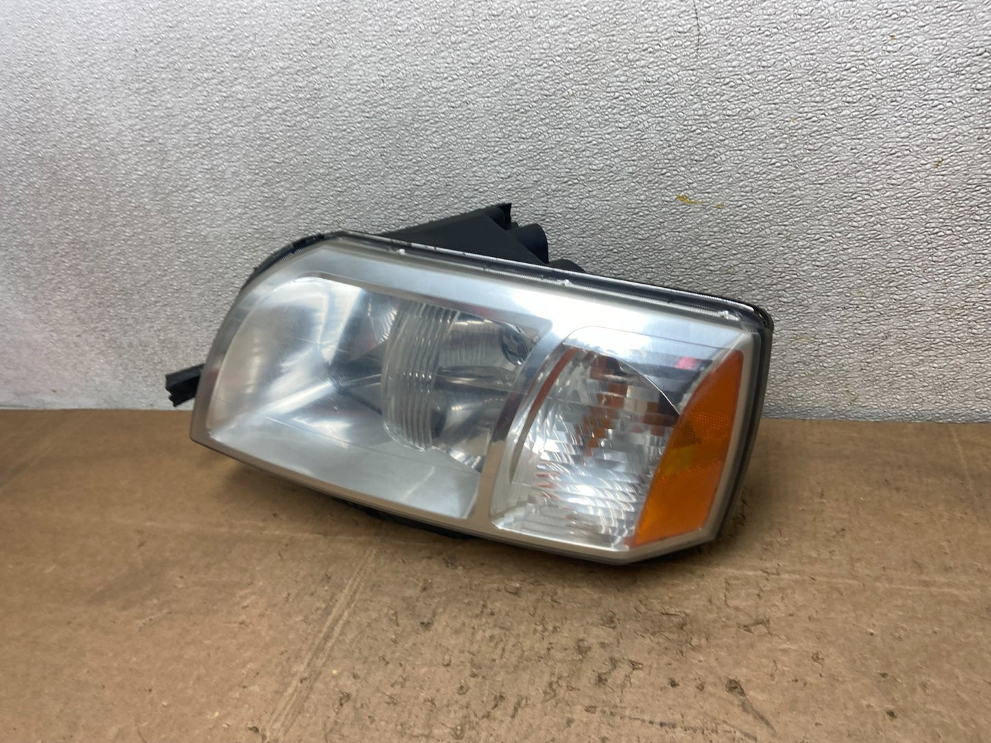2004 - 2008 Mitsubishi Endeavor Headlight Left Driver Lh Side OEM Y7076 DW1