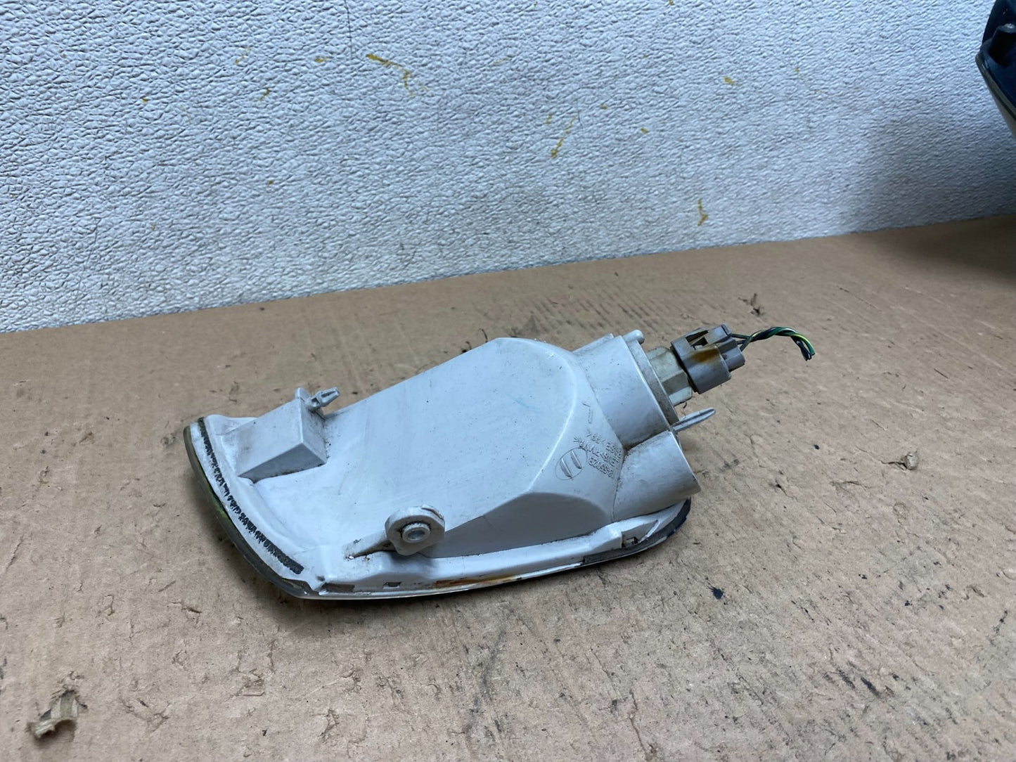 1997 to 2001 Mitsubishi Mirage Left Driver LH Turn Signal OEM Q2764 DG4