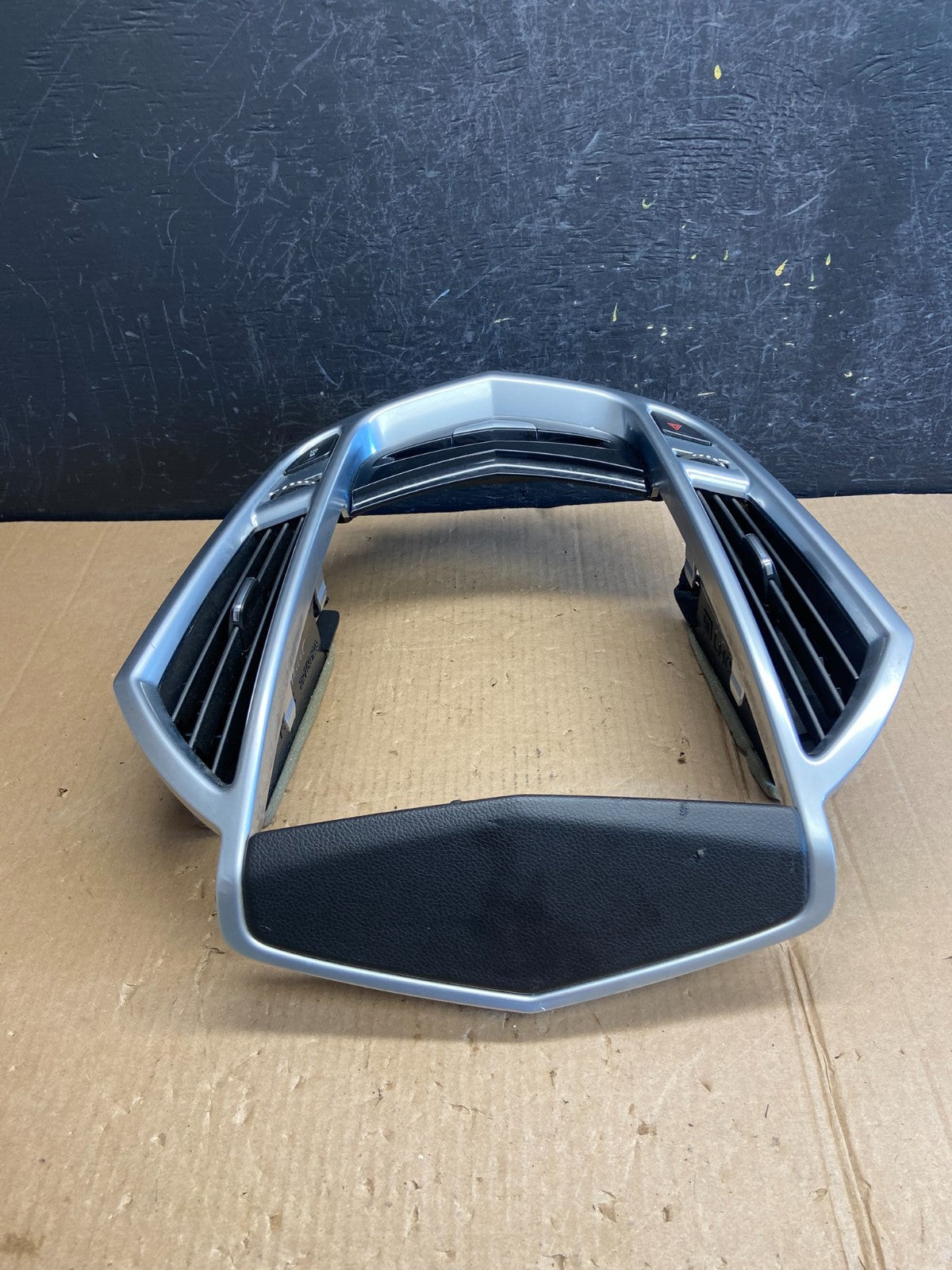 2013-2016 Cadillac SRX Center Dash Radio Trim Bezel with Air Vents OE AE4259 DG3