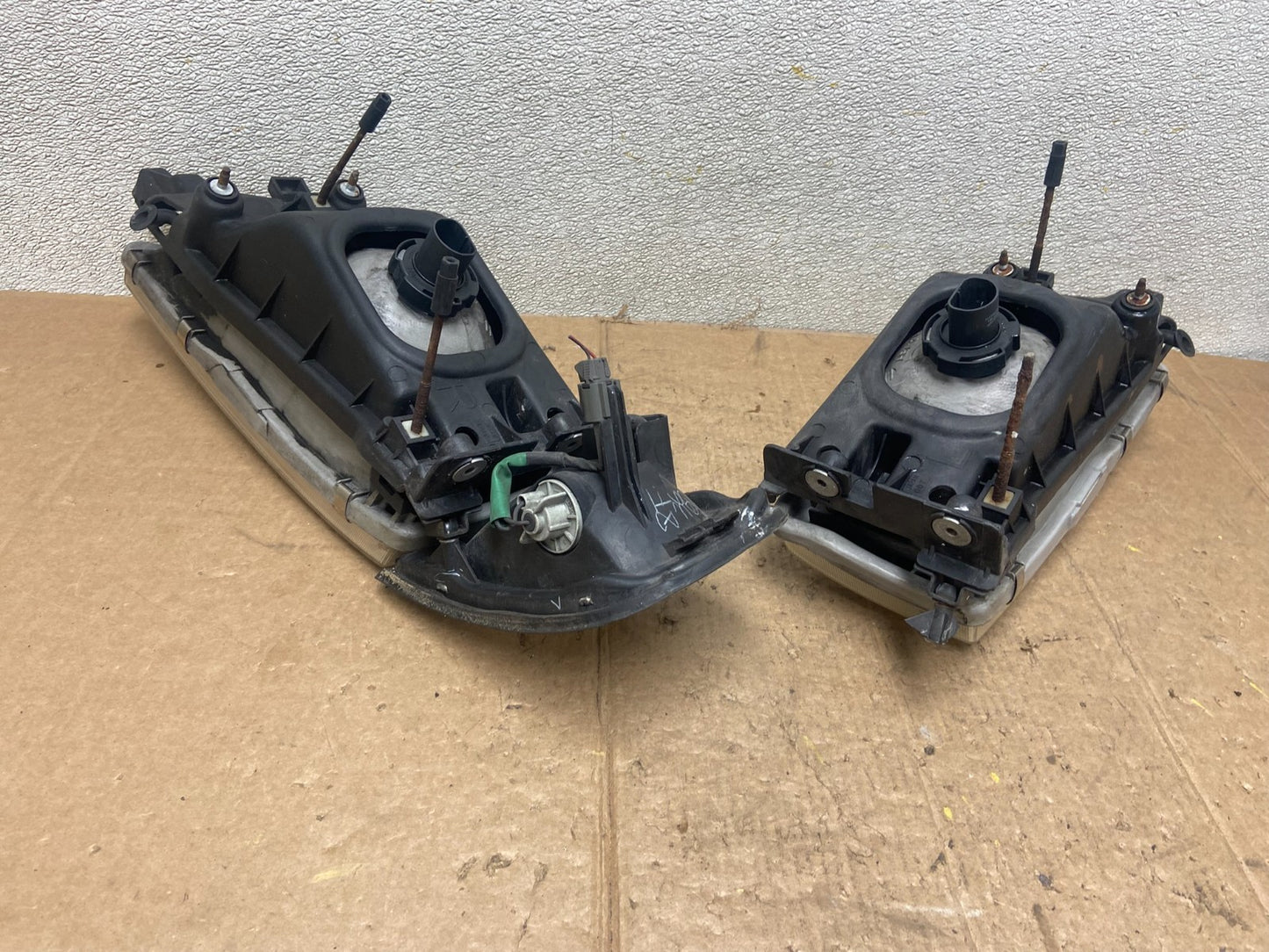 1997 to 1999 Nissan Maxima Left+Right Side Headlights Halogen OEM AA35775