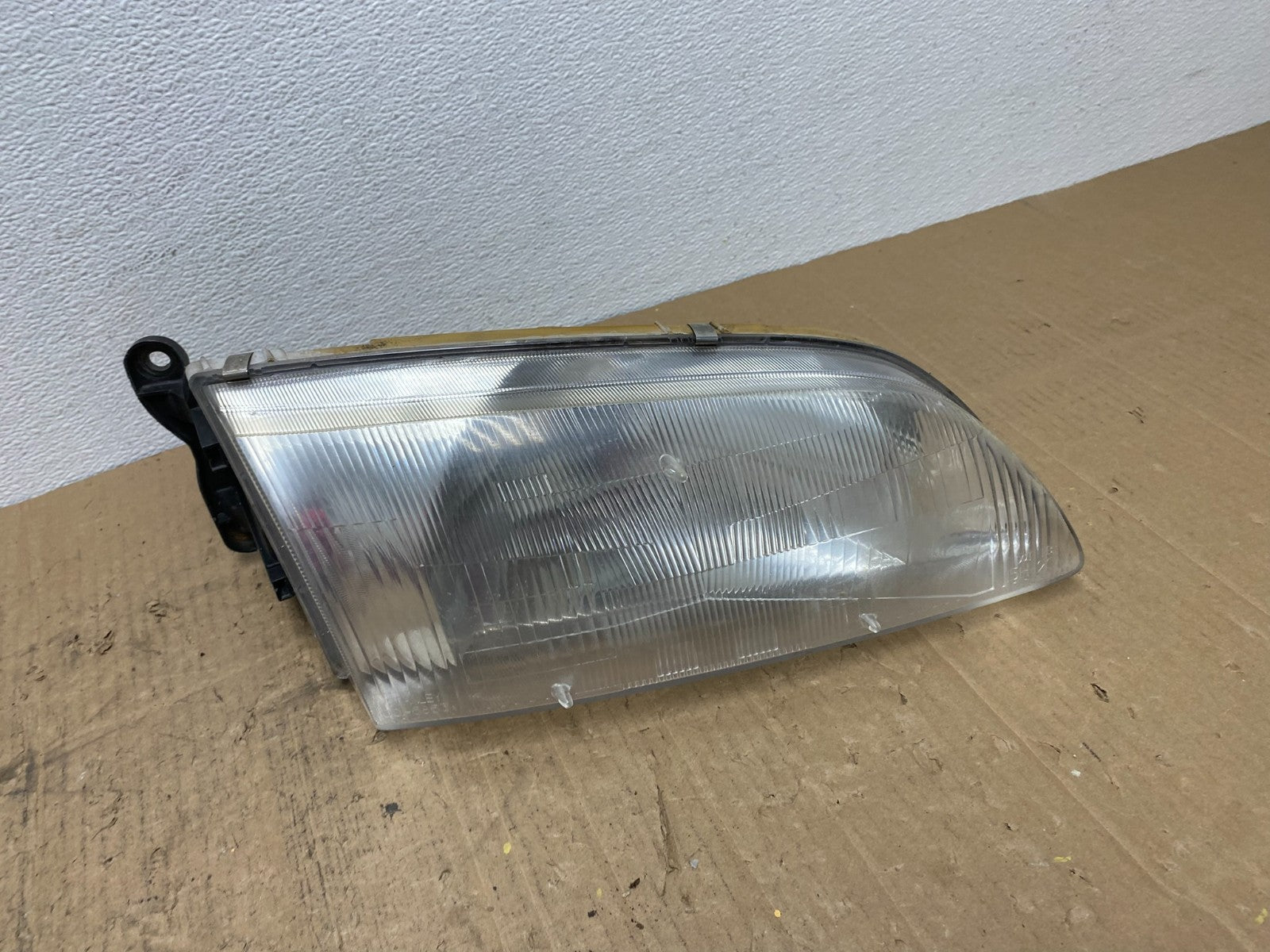 1998 to 1999 Mazda 626 Right Passenger RH Side Headlight AB8491 DW0