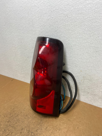2003-2006 Chevrolet Silverado Right Passenger RH Side Tail light AE1661 DW1