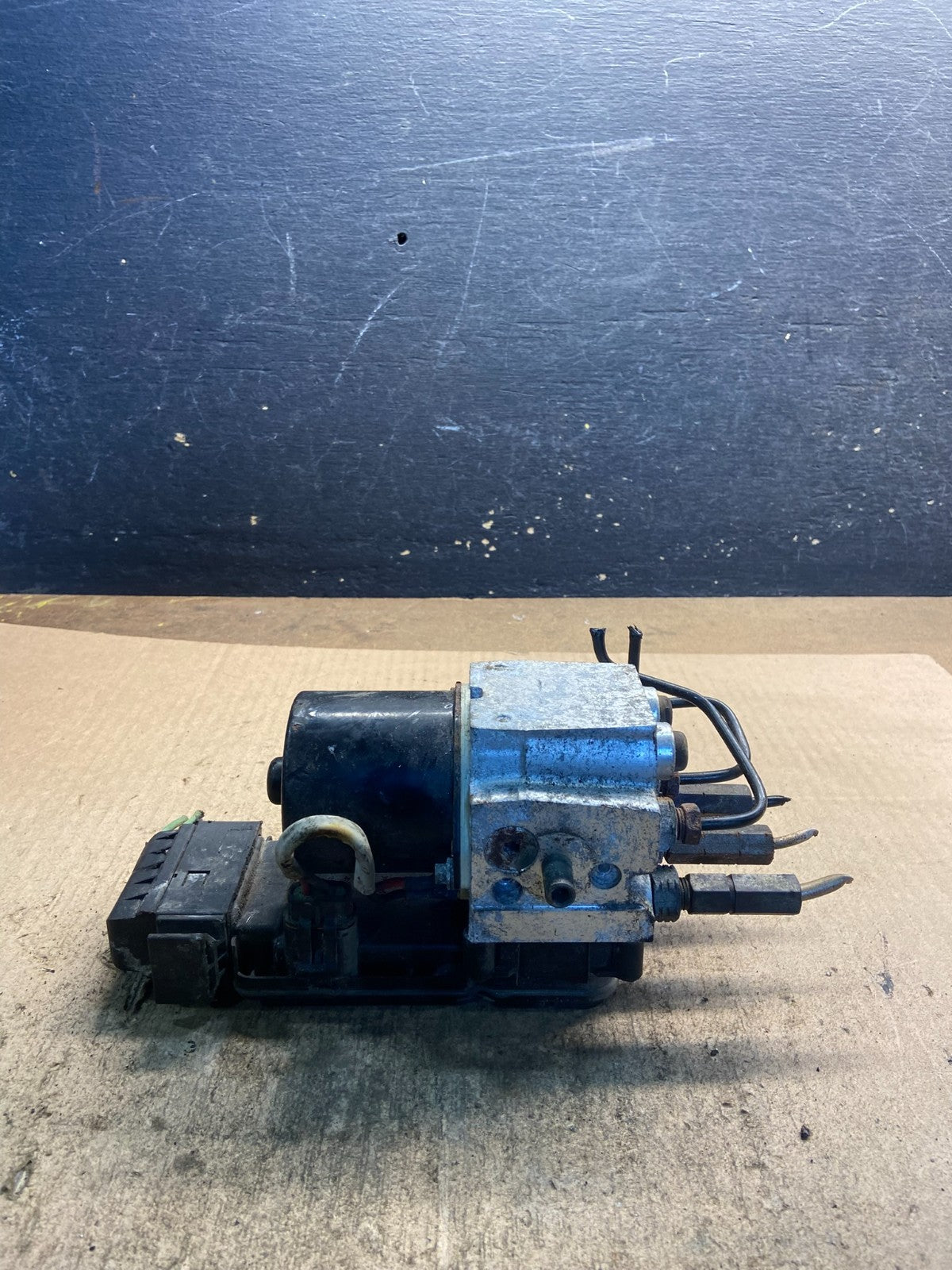 1999 to 2000 Ford F250 F350 SRW ABS Pump Control OEM 2c342c346be Z8894 DG2