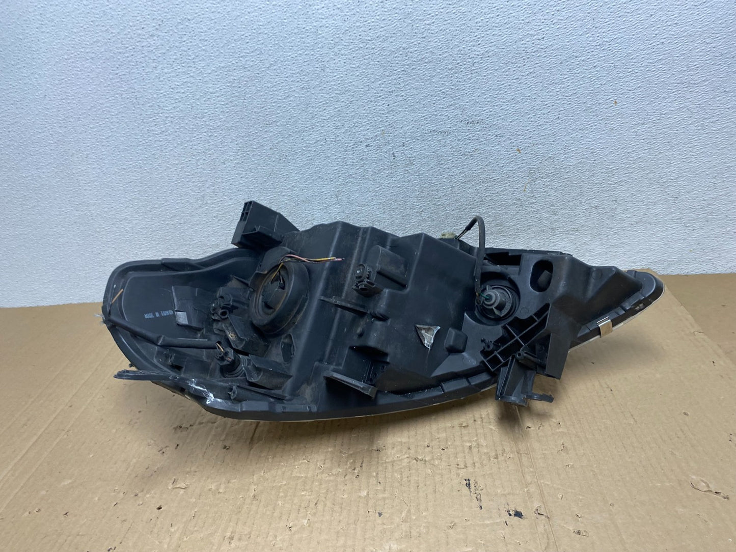 2008 to 2012 Nissan Versa Headlight Right Passenger Rh Side AE9013 DW5