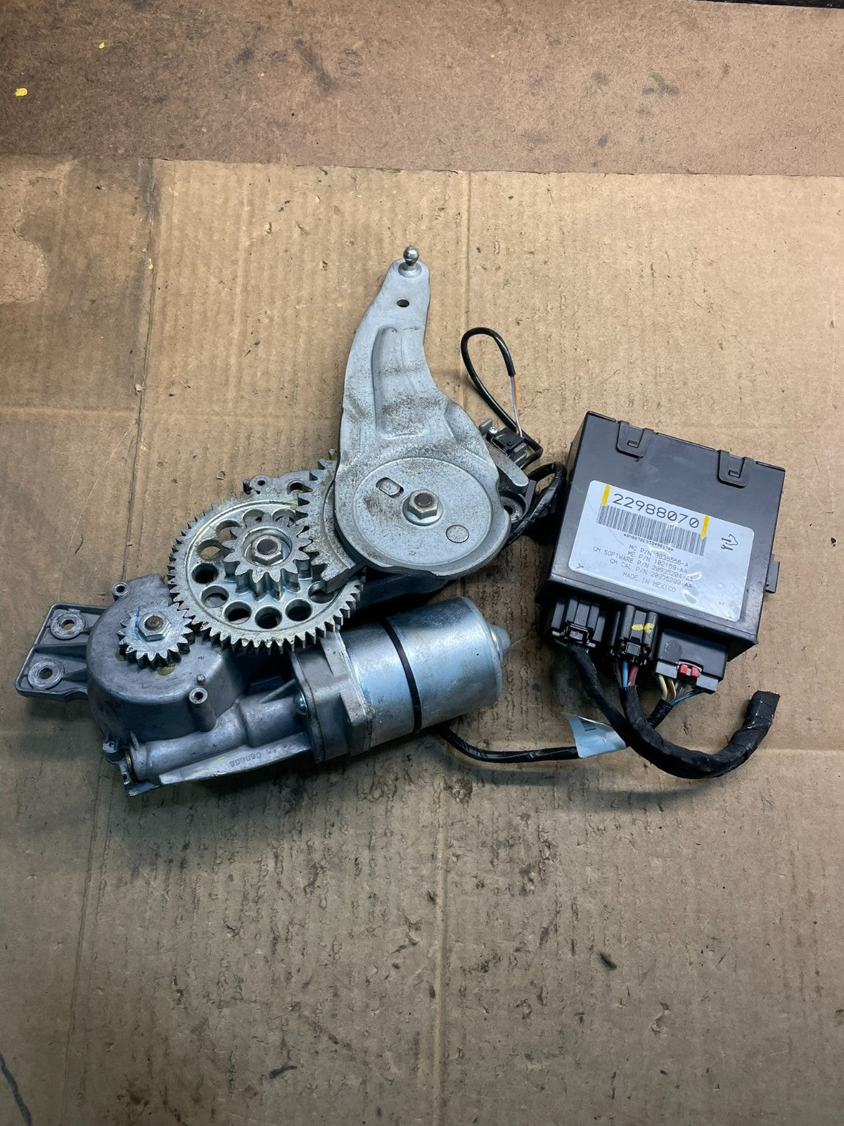 GMC Acadia Yukon Tahoe Rear Trunk Liftgate Power Motor Actuator Y7361 DG2