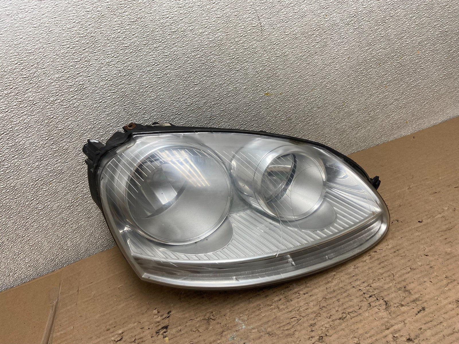 2005 - 2010 Volkswagen Jetta Right Passenger RH Side Headlight Halogen AA9541 DW0