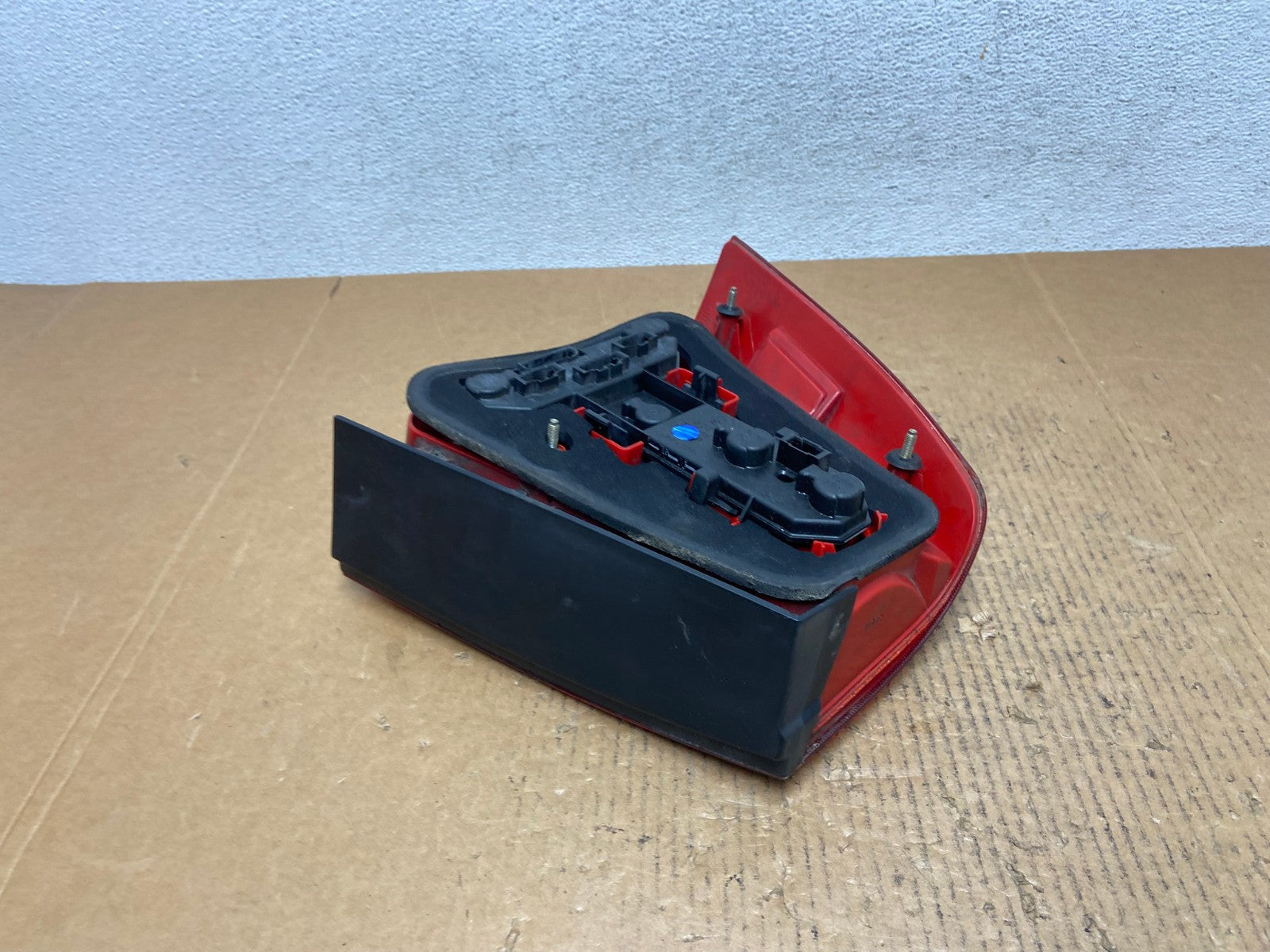 2004 to 2005 Volkswagen Jetta Right Passenger RH Side Tail Light AE1397 LK4