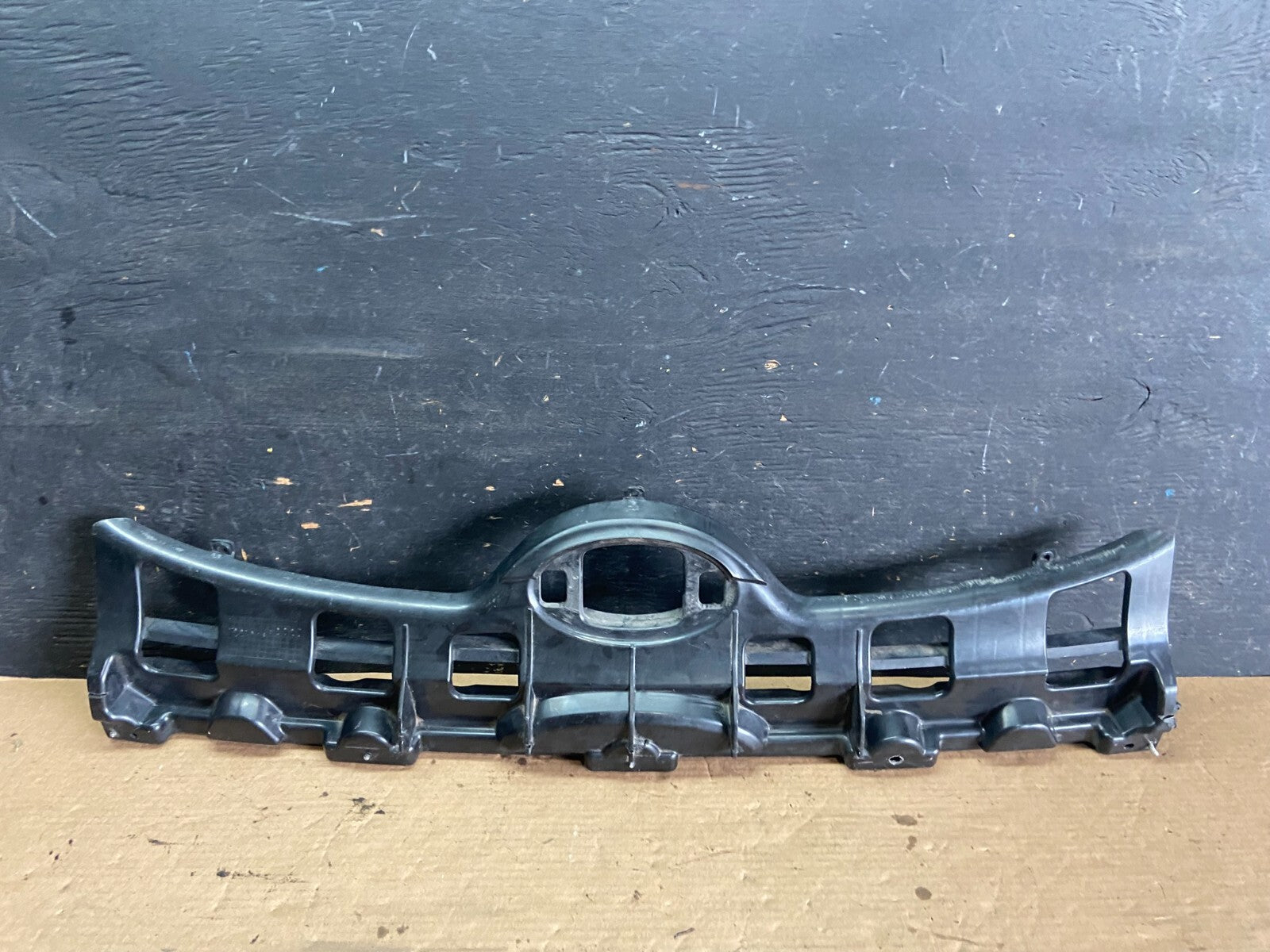 2007 to 2011 Hyundai Veracruz Center Grille Grill Bracket Support OEM O8104 DG0