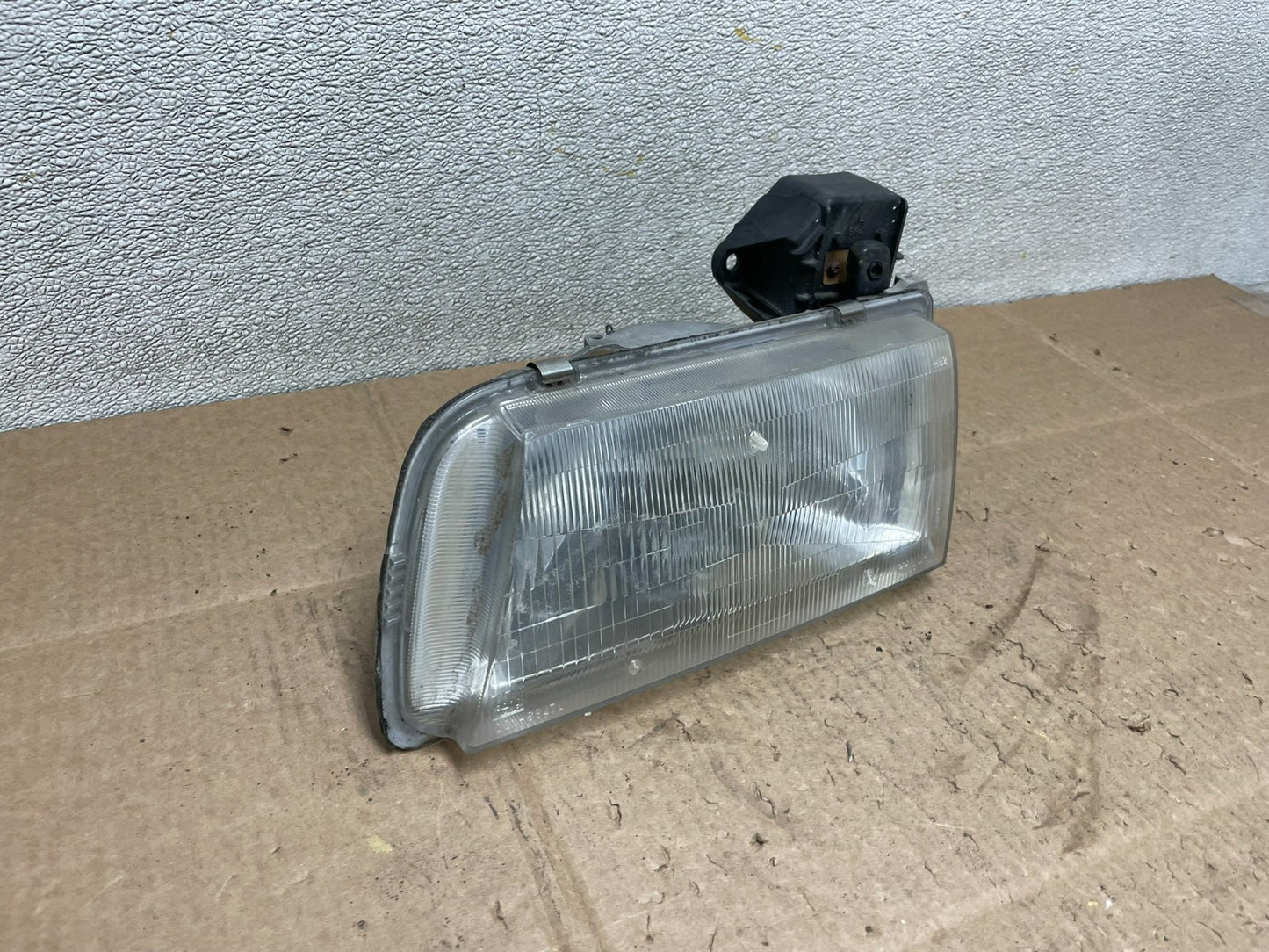 1996 to 1998 Mazda MPV Left Driver LH Headlight OEM Y8915 DW2