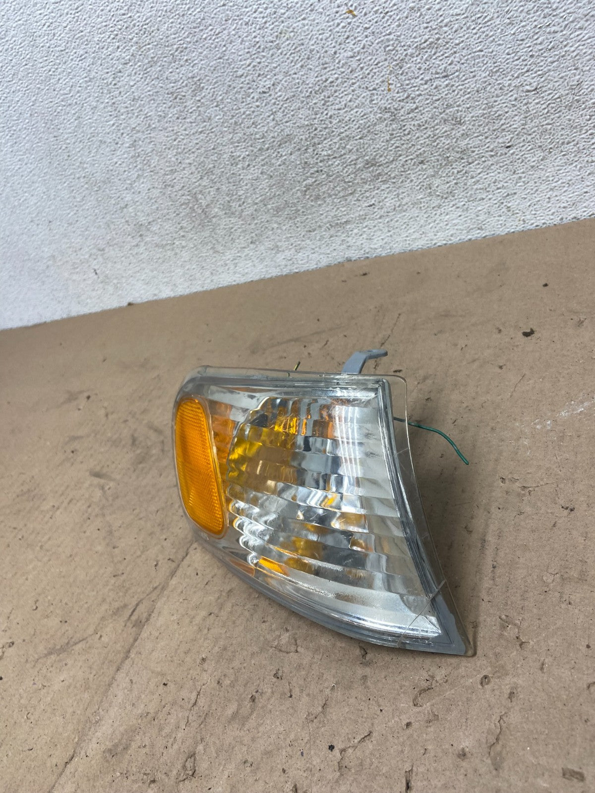 2001-2002 Toyota Corolla Right Passenger Turn Signal/Marker Light AG4887 DW1