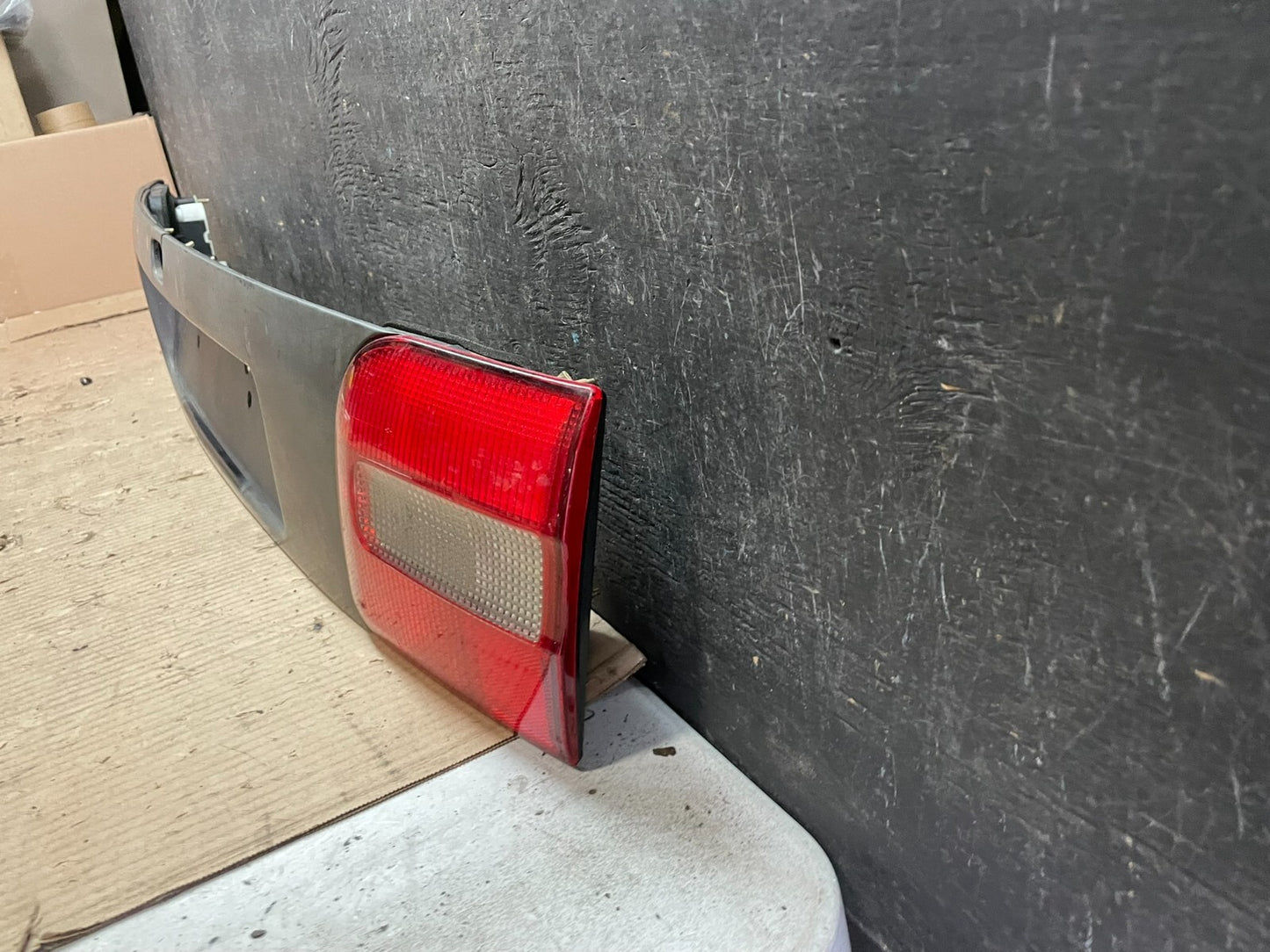 2000-2004 Volvo V40 Center License Plate Trim Panel Tail Inner Light L9386 DG1