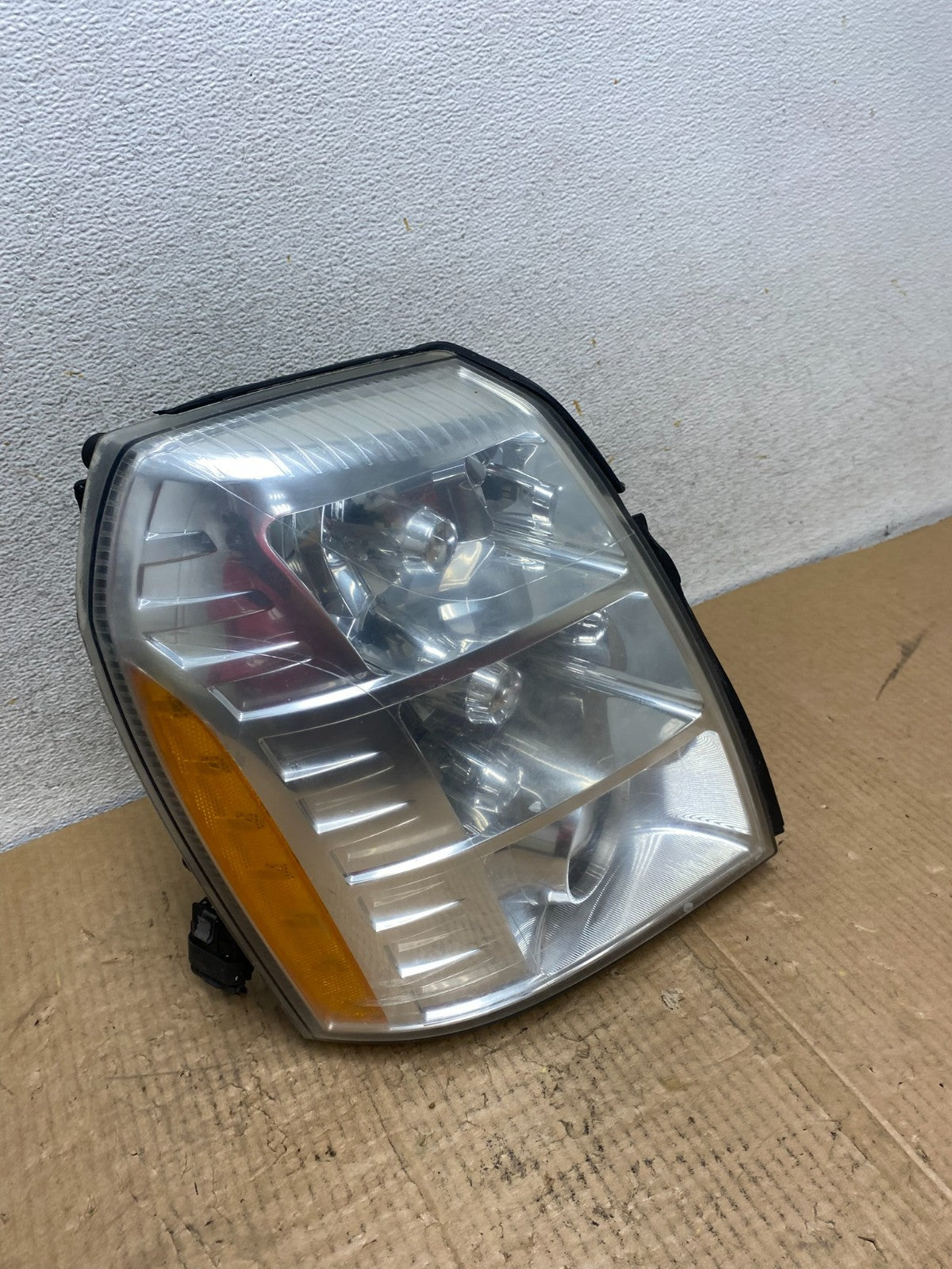 2007 - 2014 Cadillac Escalade Right Passenger Side Xenon HID Headlight AI6870 DW2