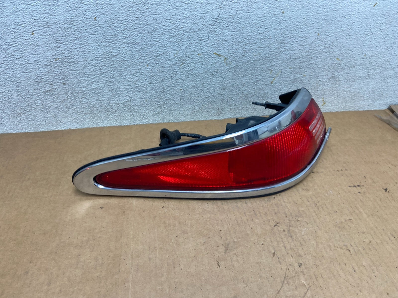 1997 - 1998 Lincoln Mark VIII 8 Left Driver LH Side Tail Light Oem R3606 DW2