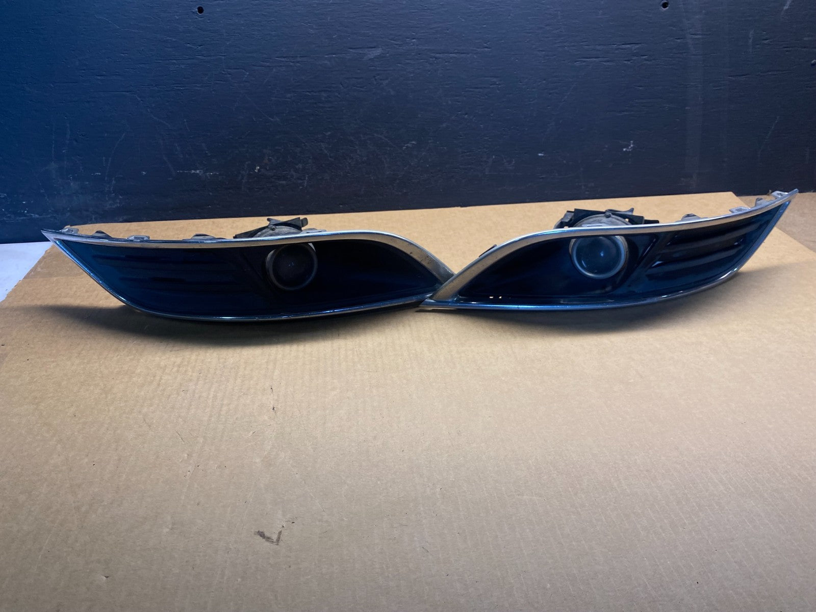 2013 to 2016 Lincoln MKT Left+Right Set Front Fog Light Bezel AC6872 DG0