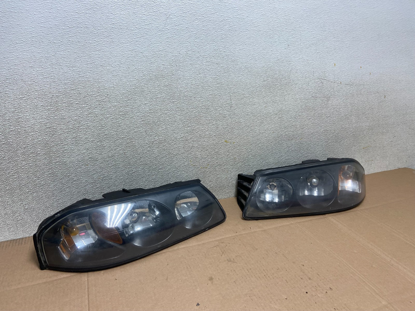 2000 to 2005 Chevrolet Impala Left+Right Set Headlights Halogen Y0963 DW2