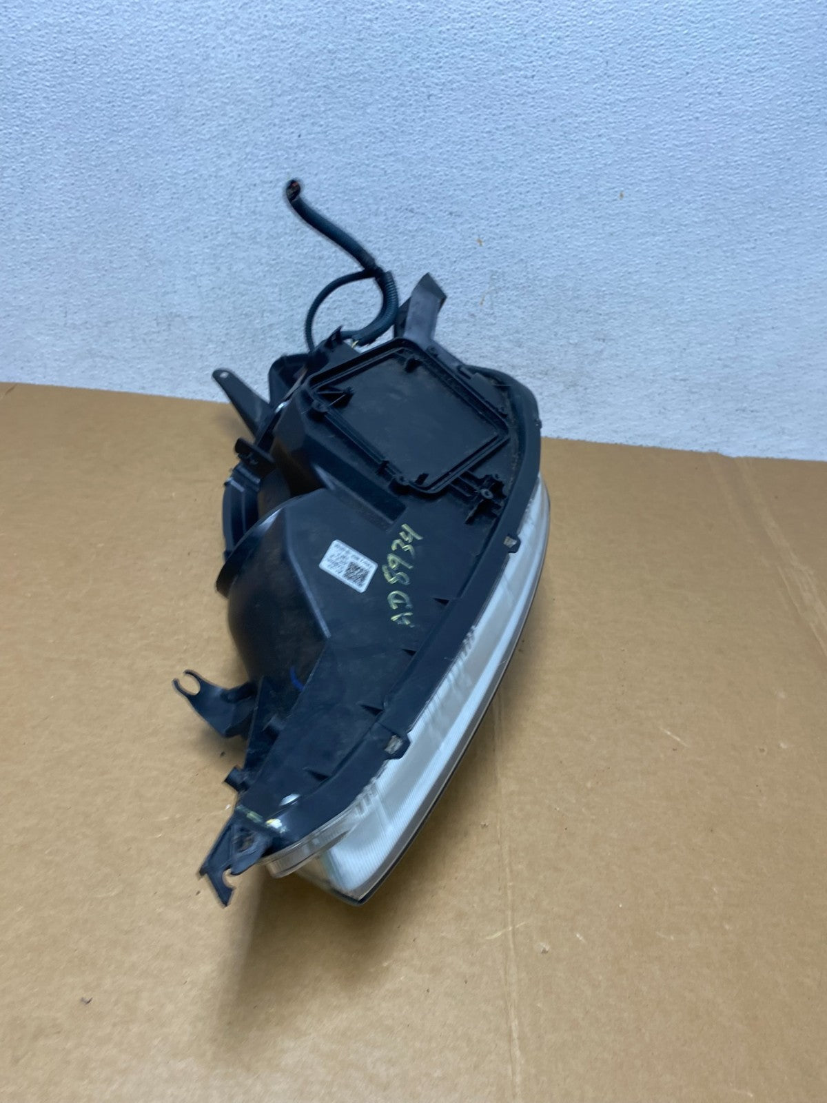 2004-2005 Toyota Sienna Right Passenger Halogen Headlight AD8934 DW10
