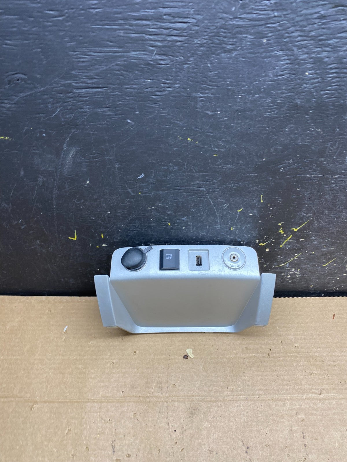 2008-2012 Escape Mariner Front Dash Line In USB Outlet Traction Bezel W9442 DG0