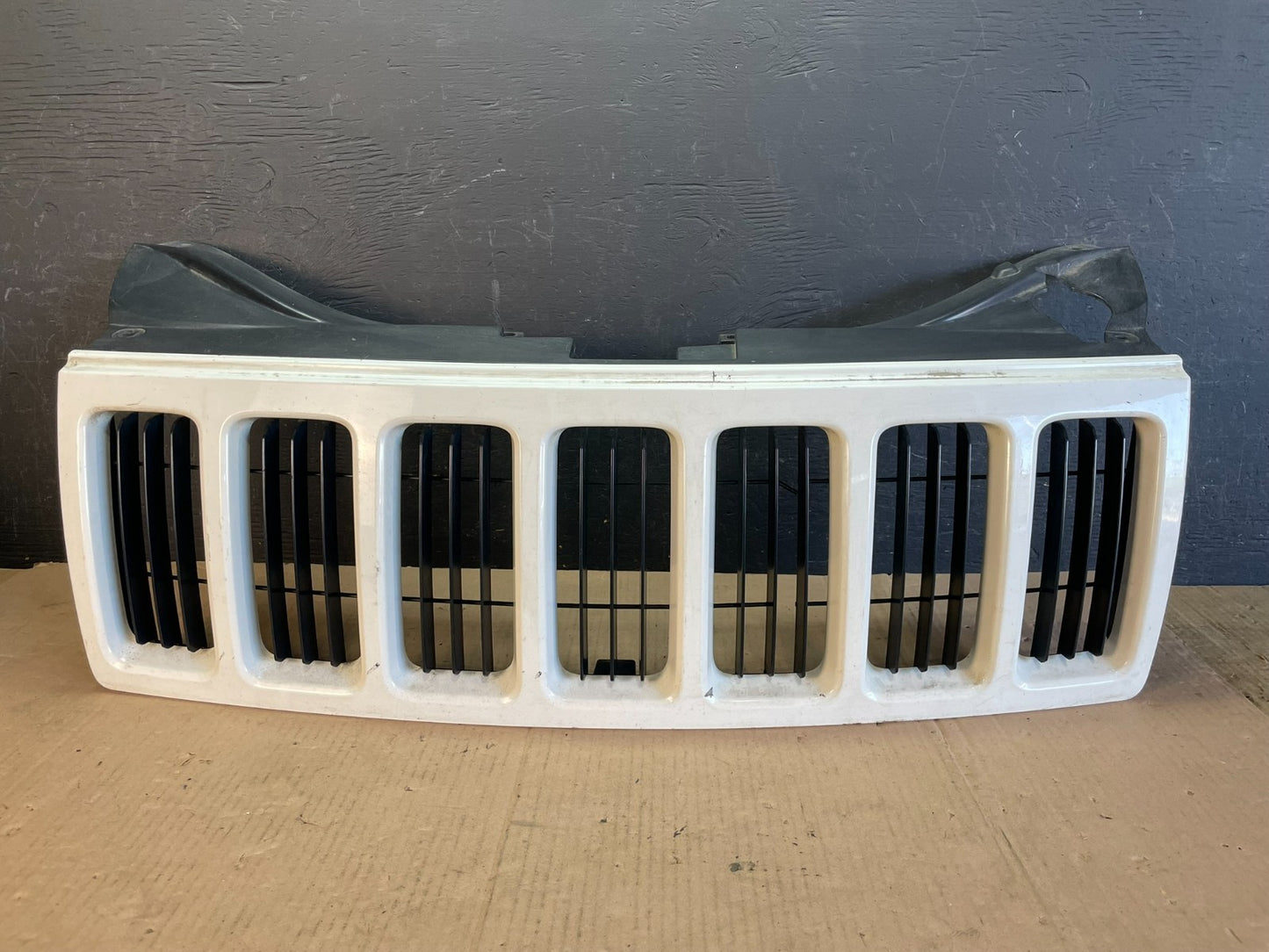 2008 2009 2010 Jeep Grand Cherokee Front Upper Grill Grille AD8520 DG0