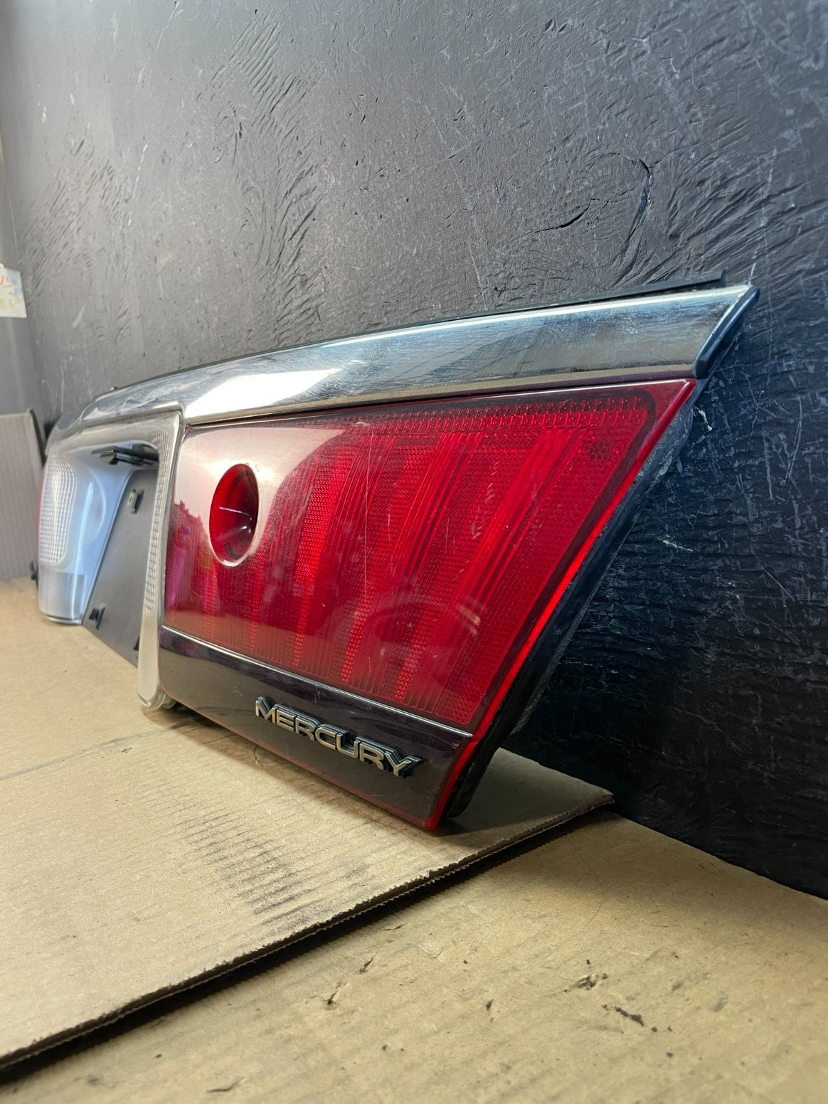 1998 to 2002 Mercury Grand Marquis Trunk Lid Center Tail Light AD0133 DG1