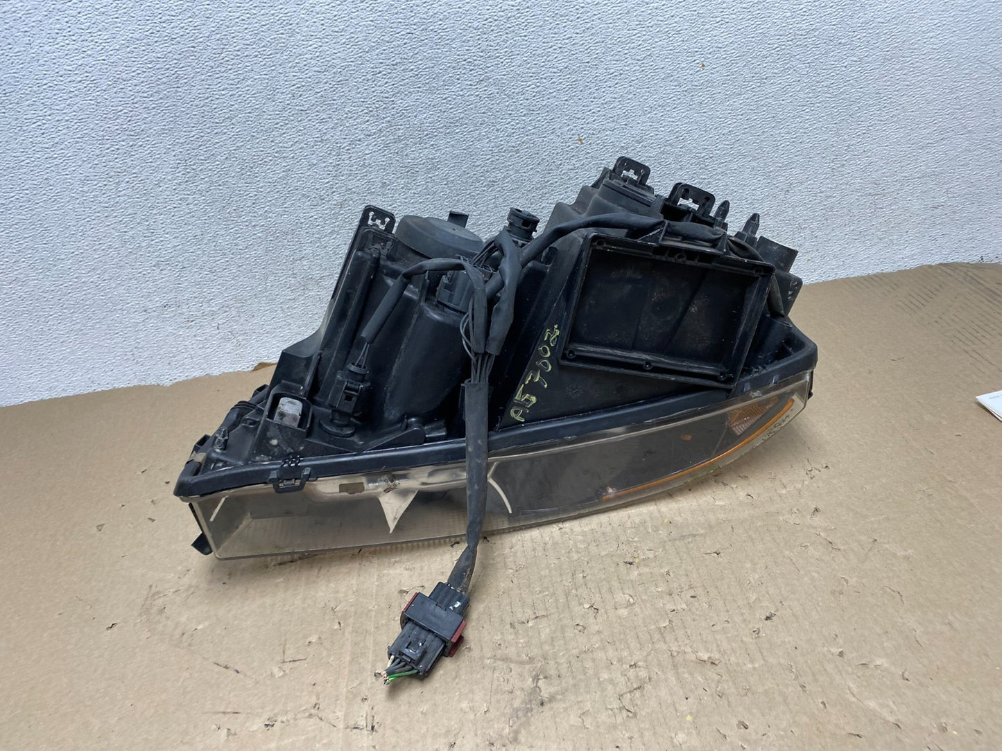 2003 to 2013 Volvo XC90 Right Passenger Rh Side Headlight Halogen AG7002 DW7